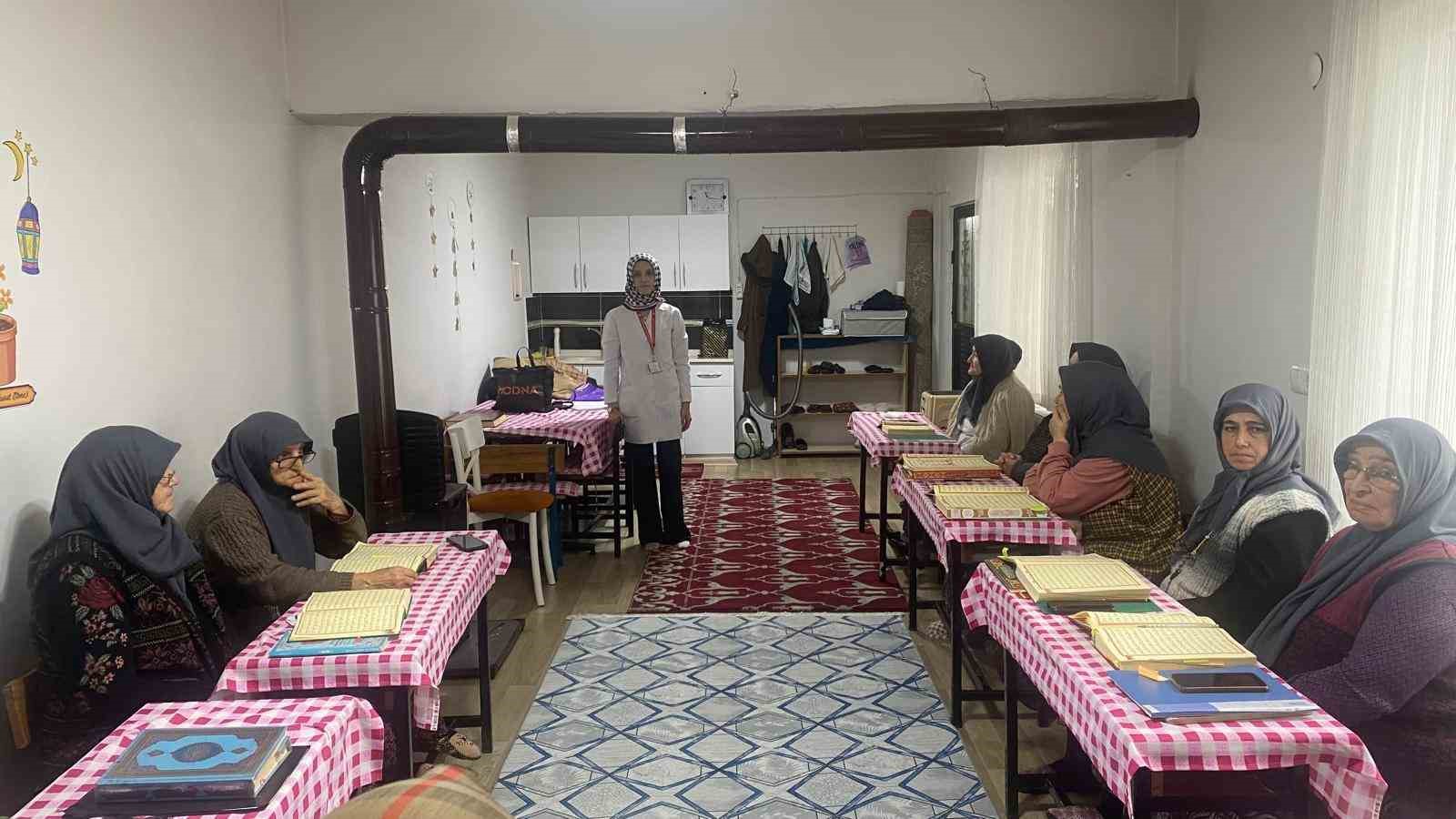 Hem Kur’an okumayı öğreniyorlar hem de sağlık bilgisi alıyorlar
