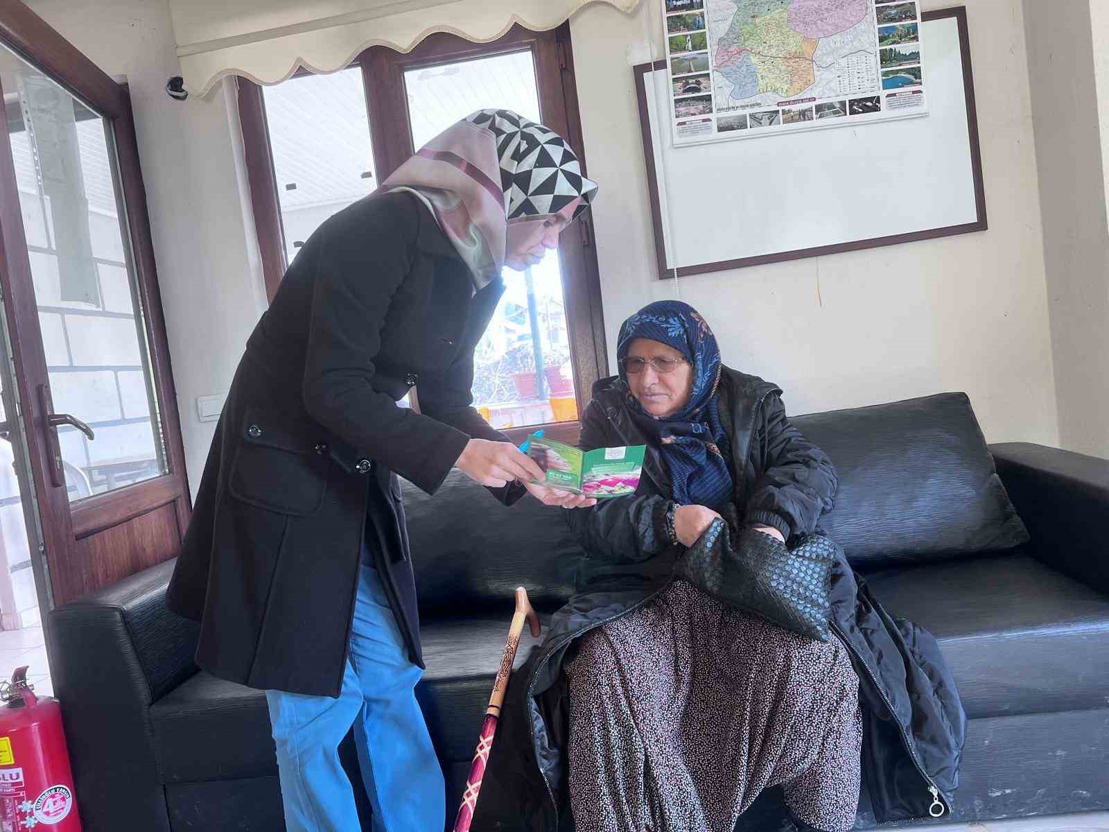 Hem Kur’an okumayı öğreniyorlar hem de sağlık bilgisi alıyorlar
