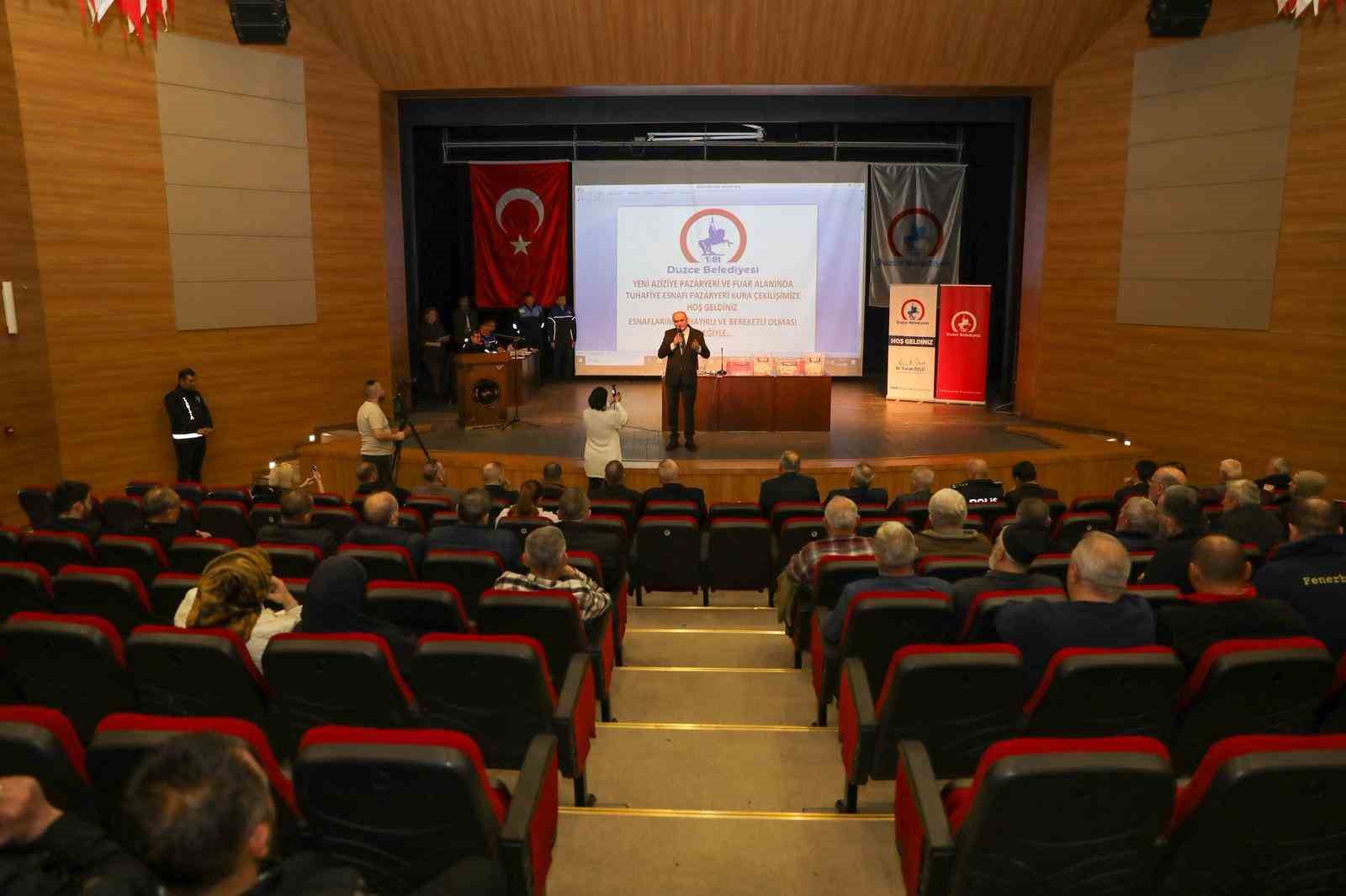 Hem pazaryeri hem fuar alanı
