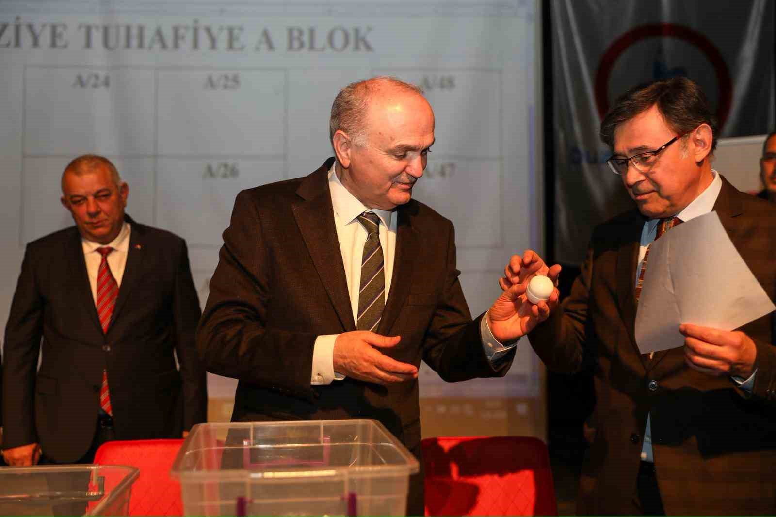 Hem pazaryeri hem fuar alanı
