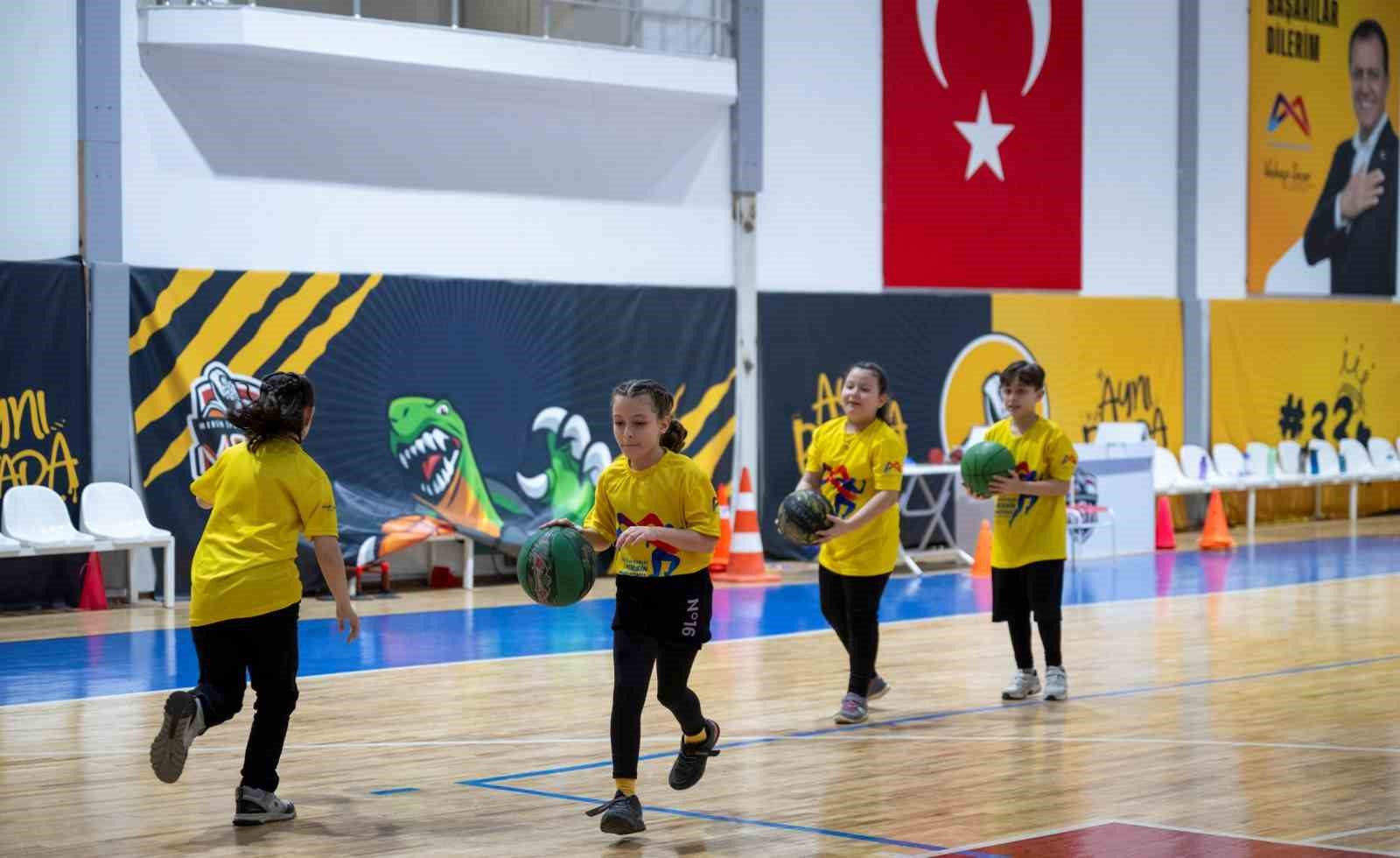 Hem spor hem kardeşlik: Dördüzler basketbolda buluştu
Hem spor hem kardeşlik: Dördüzler basketbolda buluştu