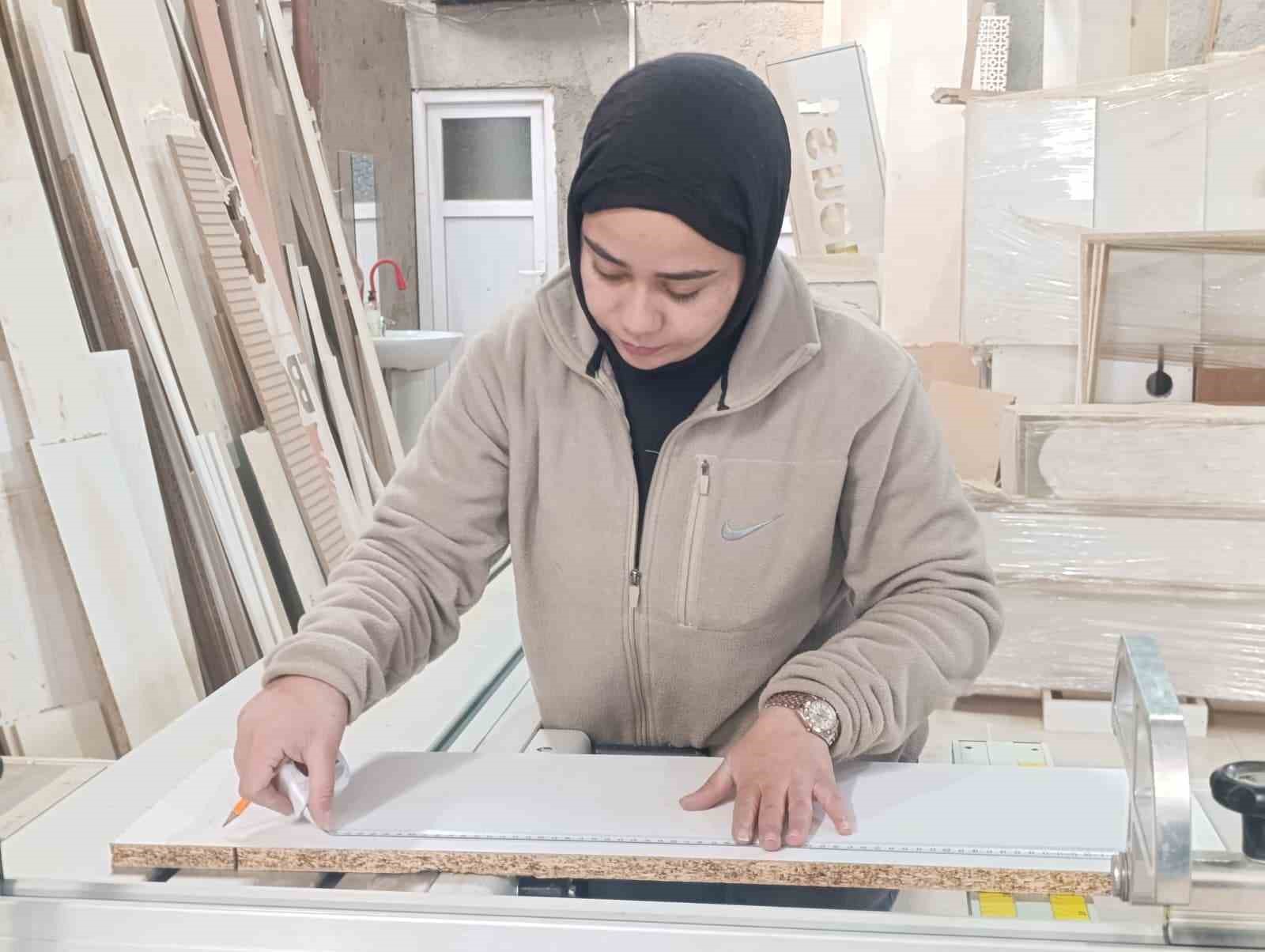 Hem üniversite okuyor hem mobilya atölyesinde çalışıyor
