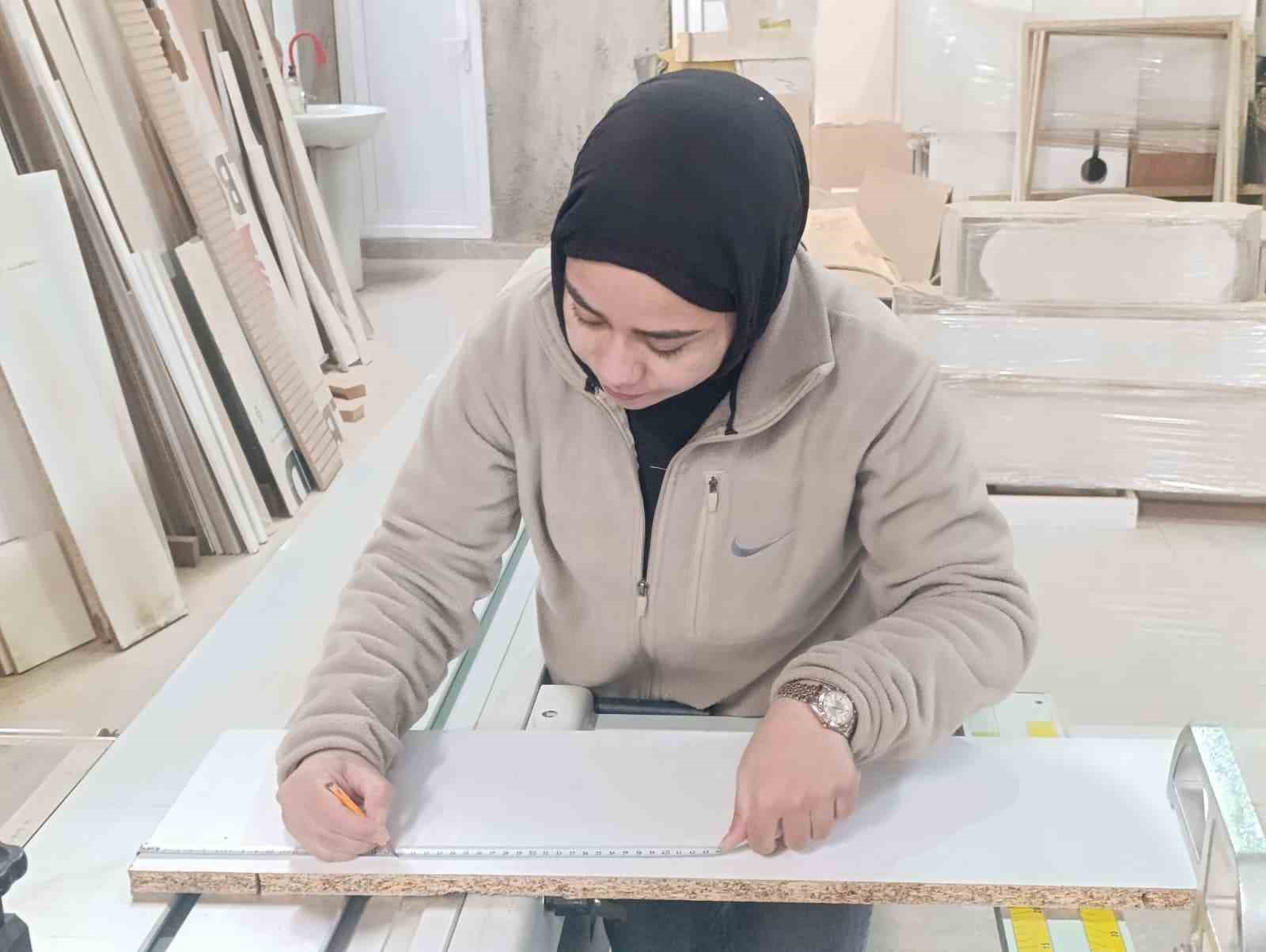 Hem üniversite okuyor hem mobilya atölyesinde çalışıyor
