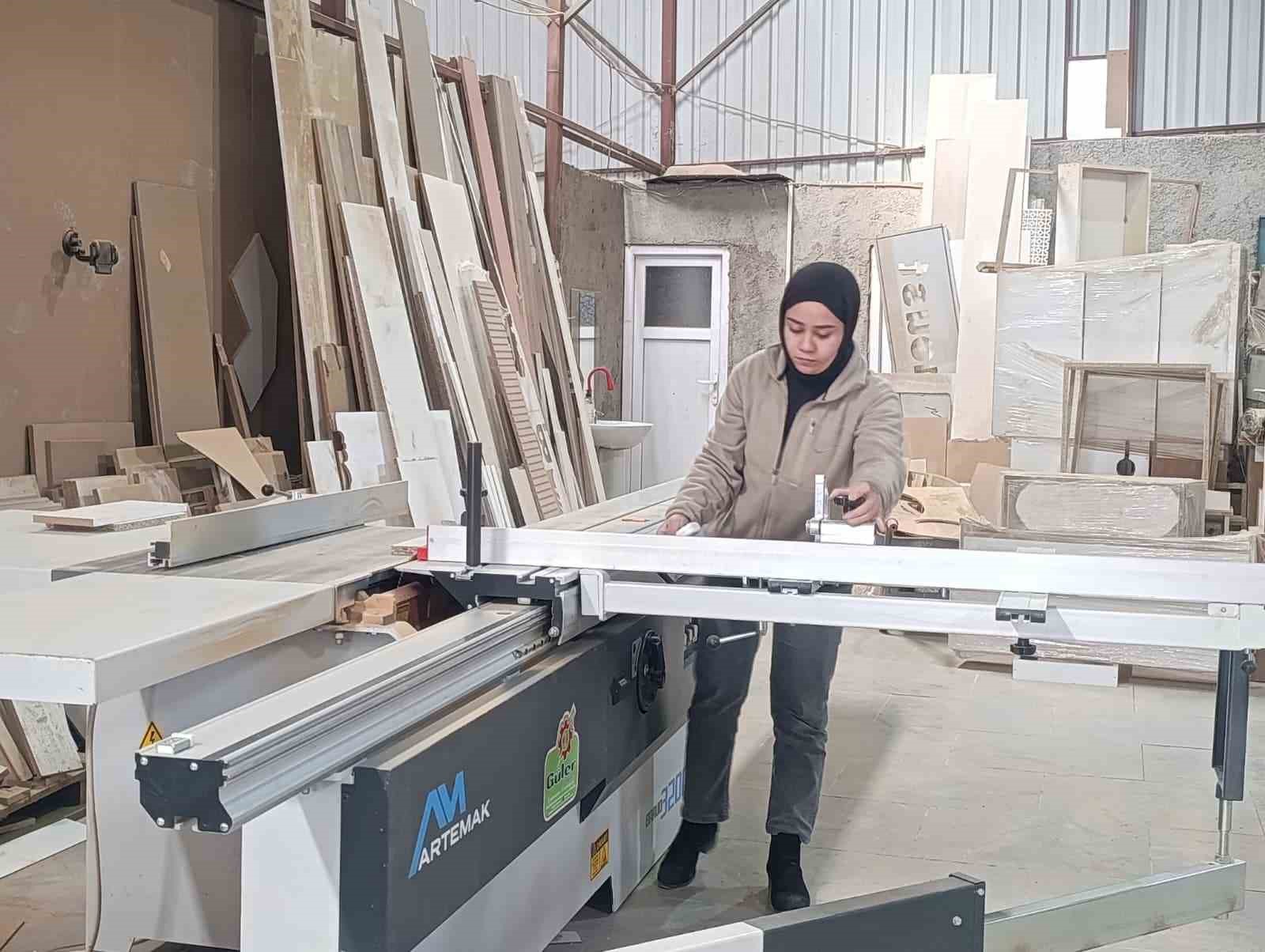 Hem üniversite okuyor hem mobilya atölyesinde çalışıyor
