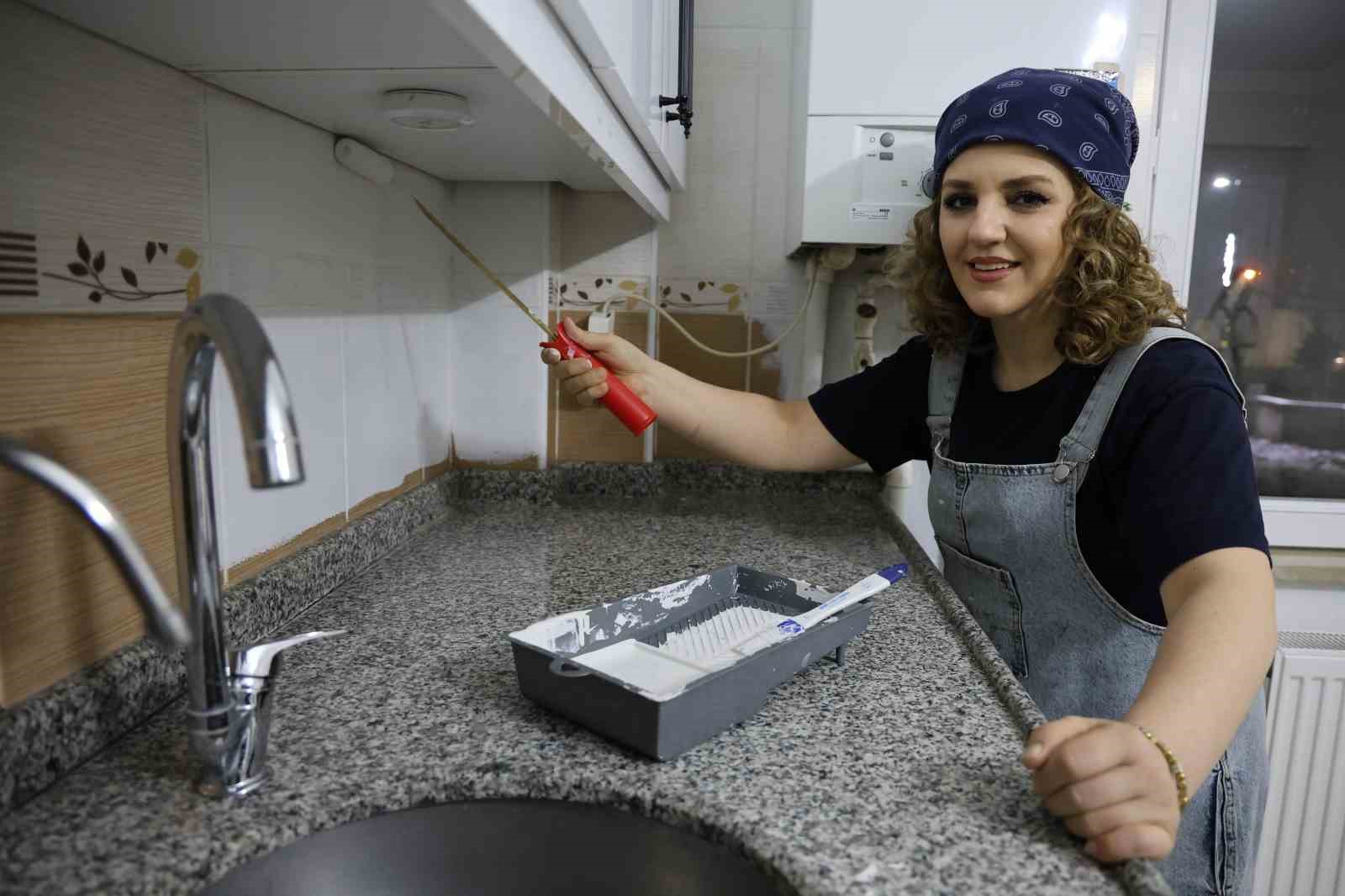 Hemcinsleri tırnaklarını boyarken o duvarları boyamayı tercih etti
