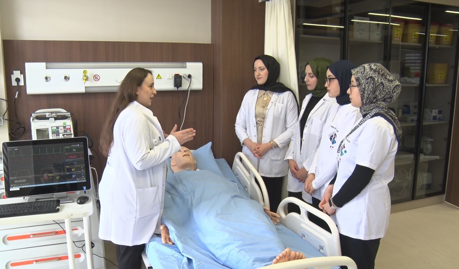 Hemşire adayları, hastaya müdahaleyi bilgisayarlı makette öğreniyor
Hemşire adayları, hastaya müdahaleyi bilgisayarlı makette öğreniyor