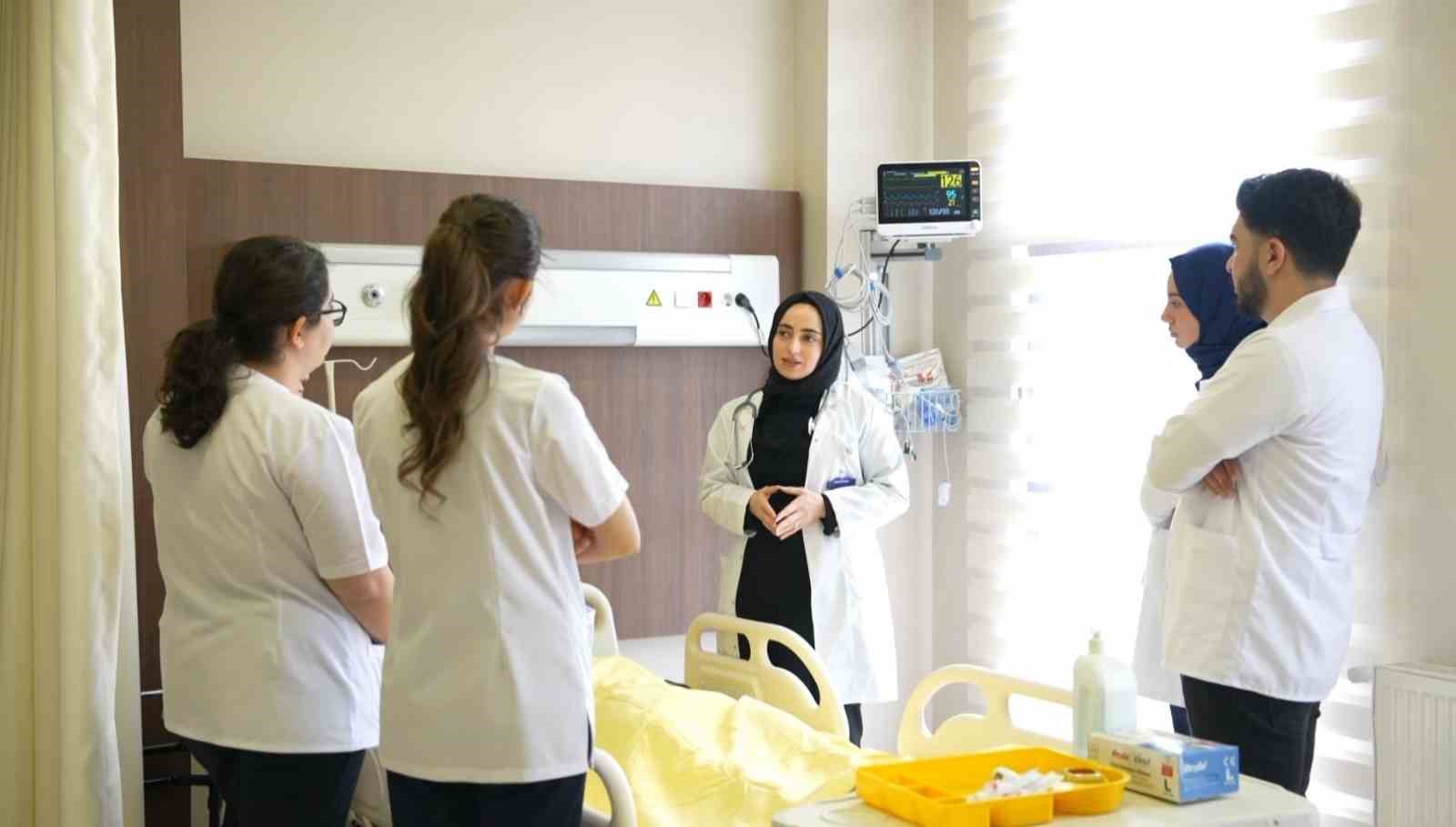 Hemşire adayları, hastaya müdahaleyi bilgisayarlı makette öğreniyor
Hemşire adayları, hastaya müdahaleyi bilgisayarlı makette öğreniyor