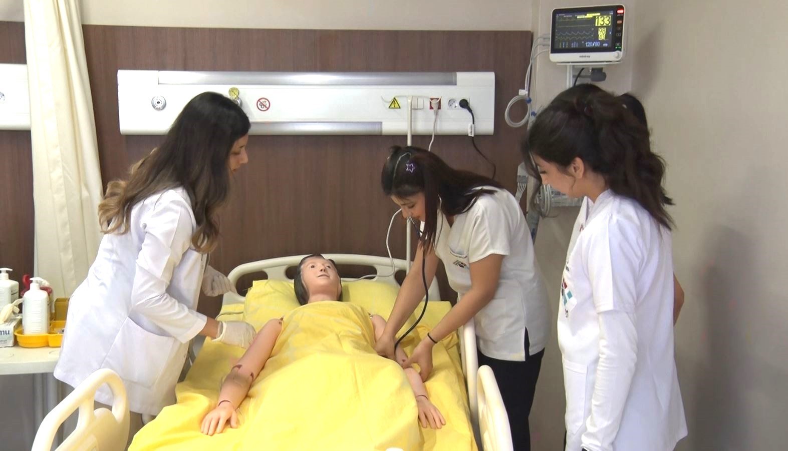 Hemşire adayları, hastaya müdahaleyi bilgisayarlı makette öğreniyor
Hemşire adayları, hastaya müdahaleyi bilgisayarlı makette öğreniyor