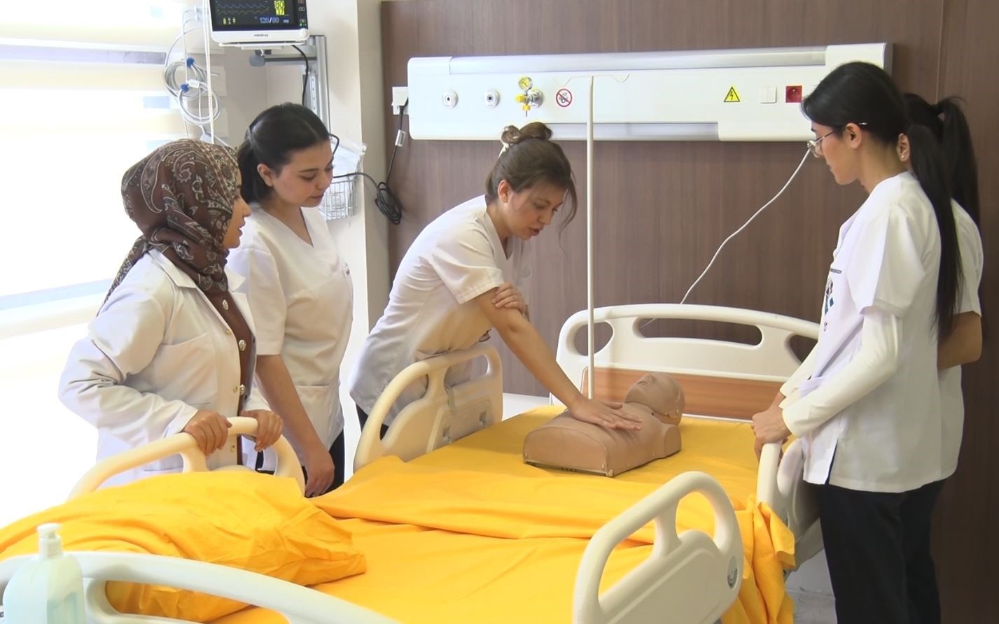 Hemşire adayları, hastaya müdahaleyi bilgisayarlı makette öğreniyor
Hemşire adayları, hastaya müdahaleyi bilgisayarlı makette öğreniyor