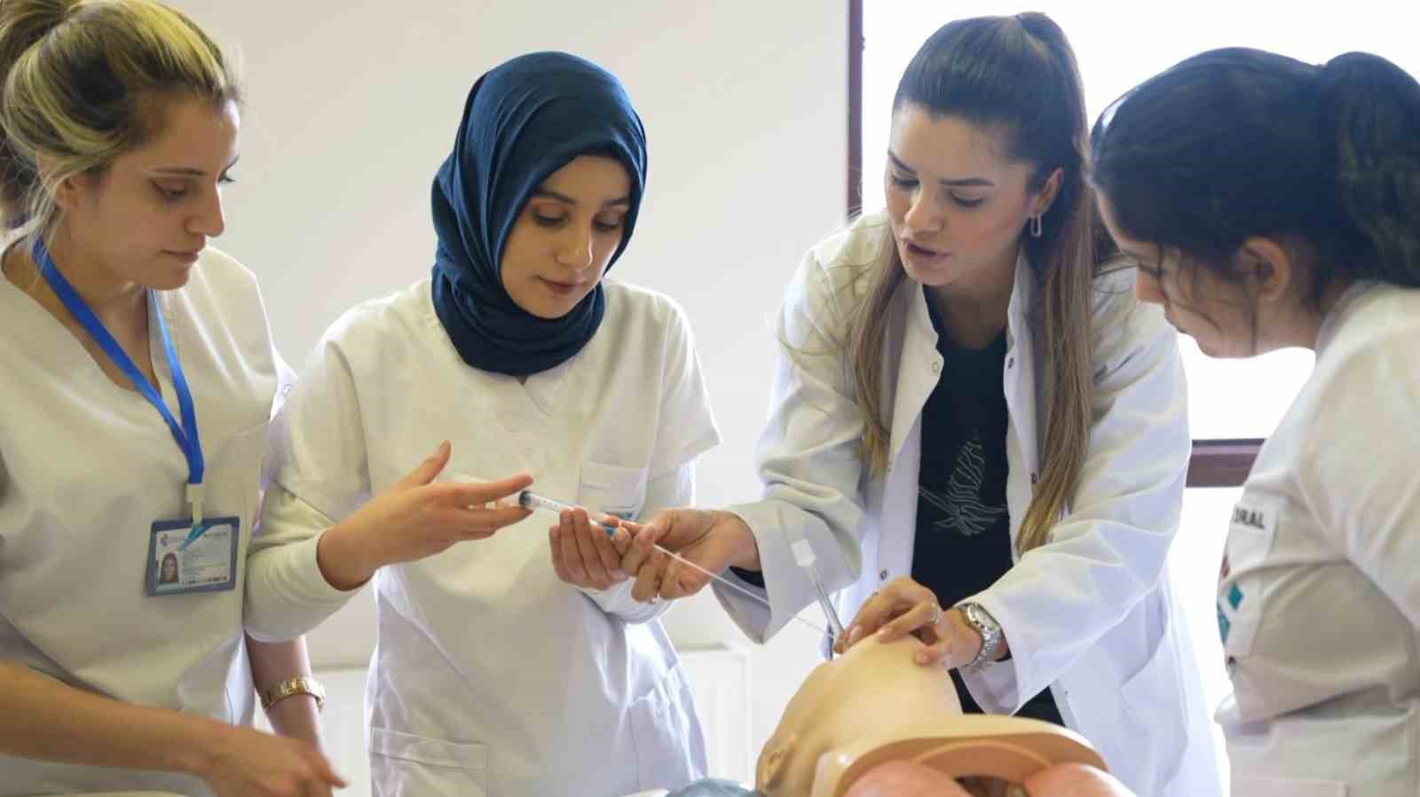 Hemşire adayları, hastaya müdahaleyi bilgisayarlı makette öğreniyor
Hemşire adayları, hastaya müdahaleyi bilgisayarlı makette öğreniyor