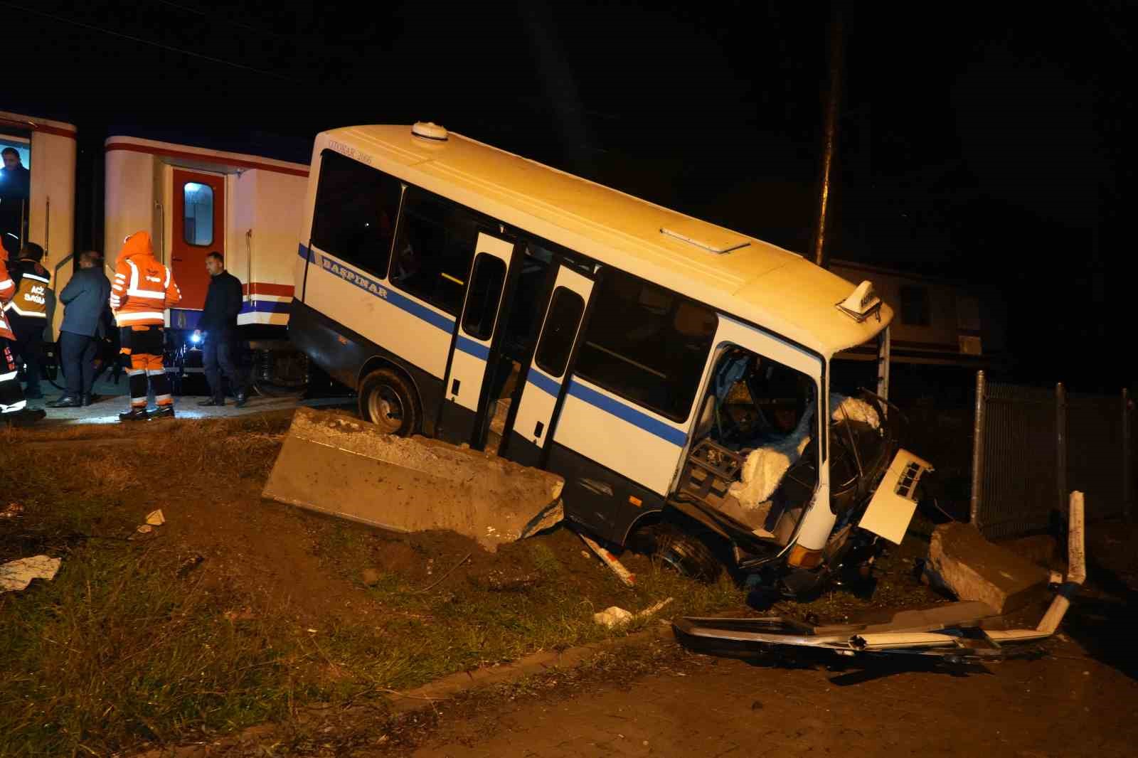 Hemzemin geçitte mahsur kalan dolmuşa tren çarptı, sürücü saniyelerle kurtuldu... Feci kaza kamerada
