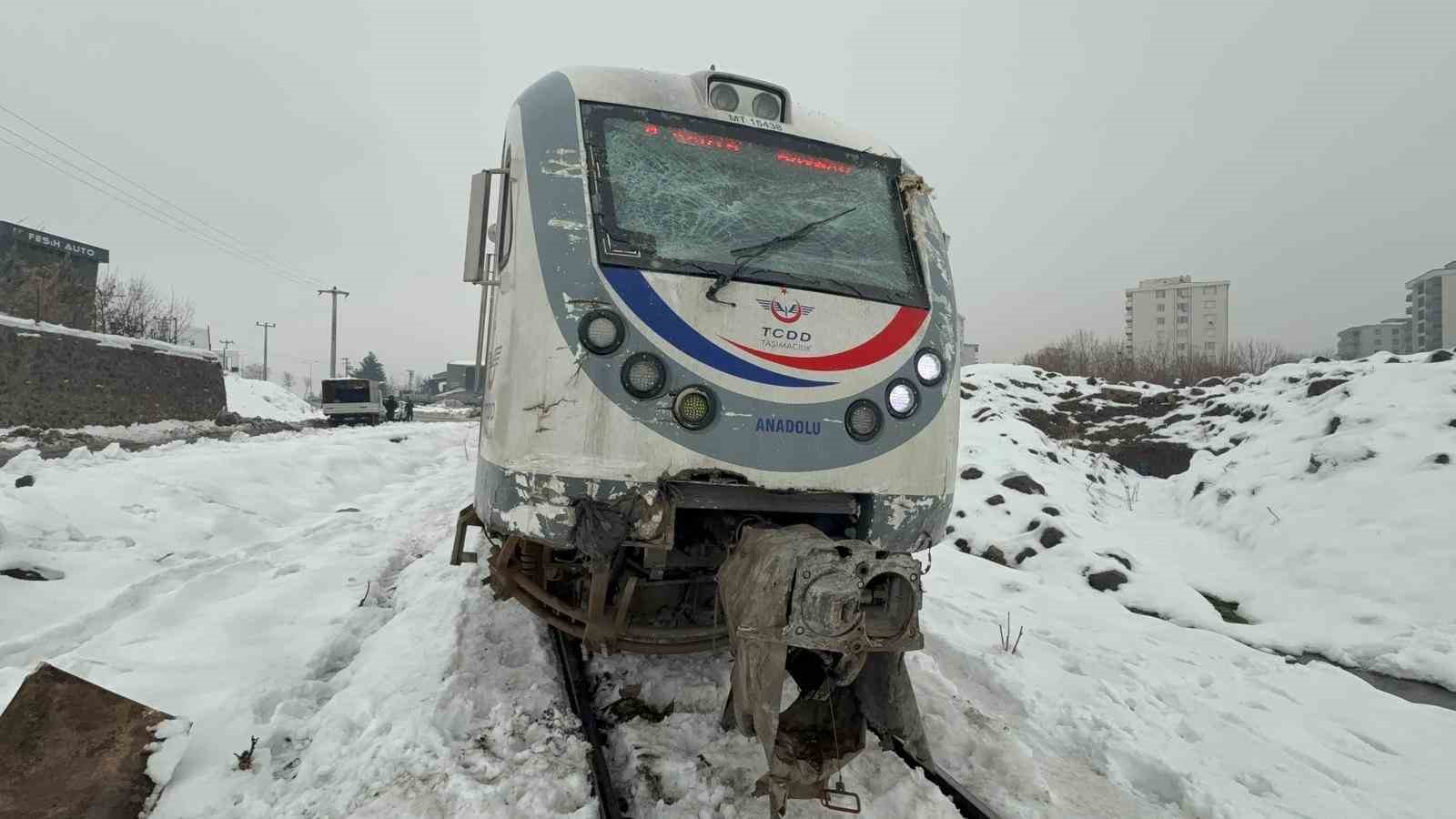 Hemzemin geçitte trenle çarpışan belediye otobüsünün sürücüsü yaralandı
