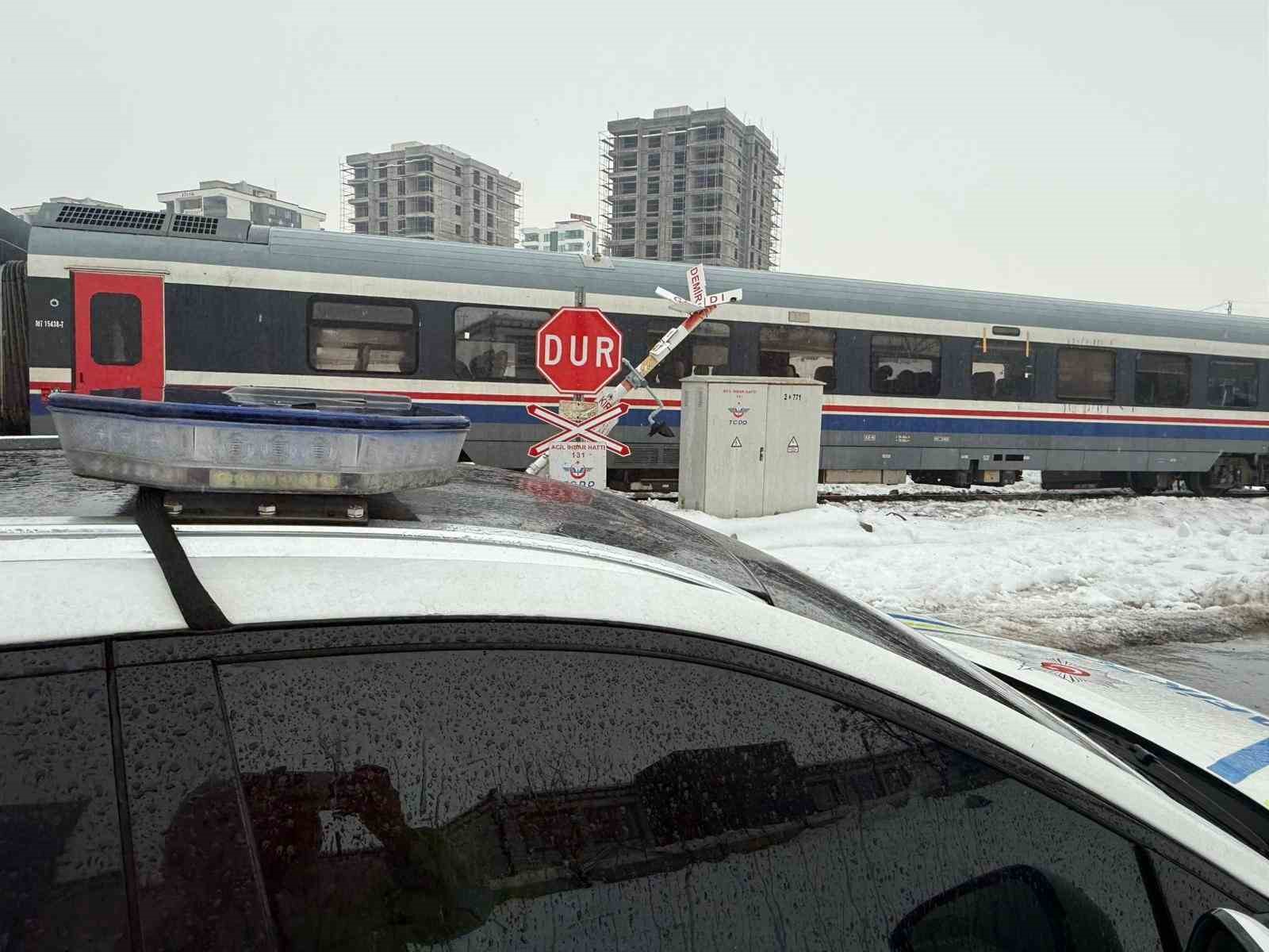 Hemzemin geçitte trenle çarpışan belediye otobüsünün sürücüsü yaralandı
