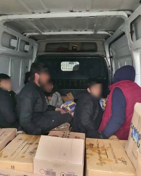 Hendek’te minibüs kasasındaki göçmenleri polis yakaladı
