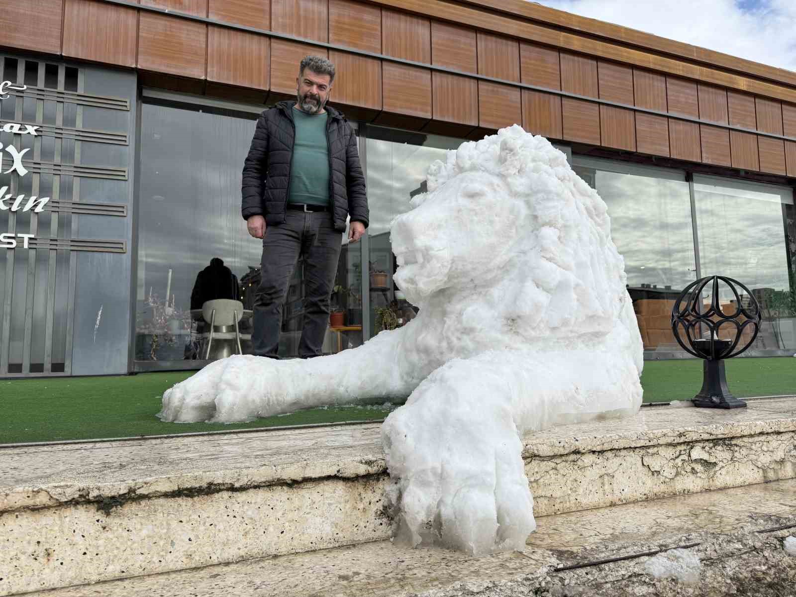 Her detayını 3 saat boyunca kaşıkla tek tek işledi, ortaya kardan aslan çıkardı
Her detayını 3 saat boyunca kaşıkla tek tek işledi, ortaya kardan aslan çıkardı