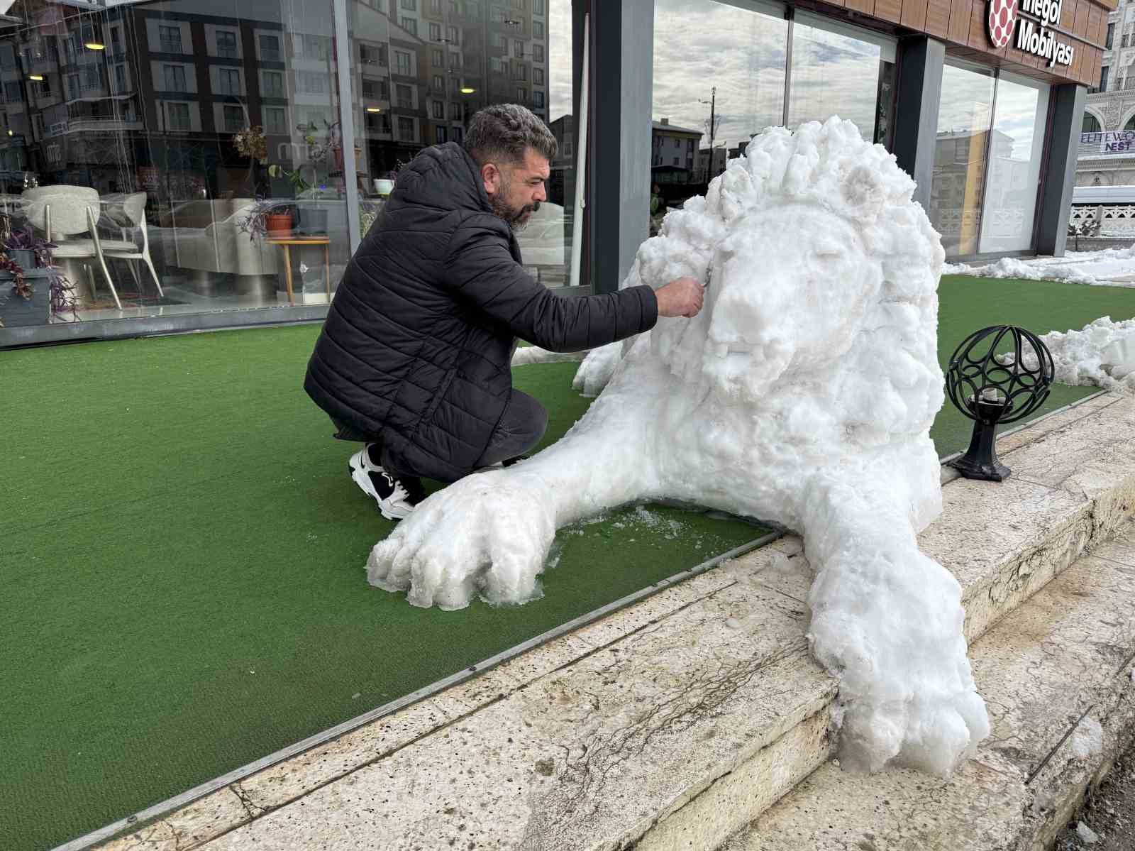 Her detayını 3 saat boyunca kaşıkla tek tek işledi, ortaya kardan aslan çıkardı
Her detayını 3 saat boyunca kaşıkla tek tek işledi, ortaya kardan aslan çıkardı