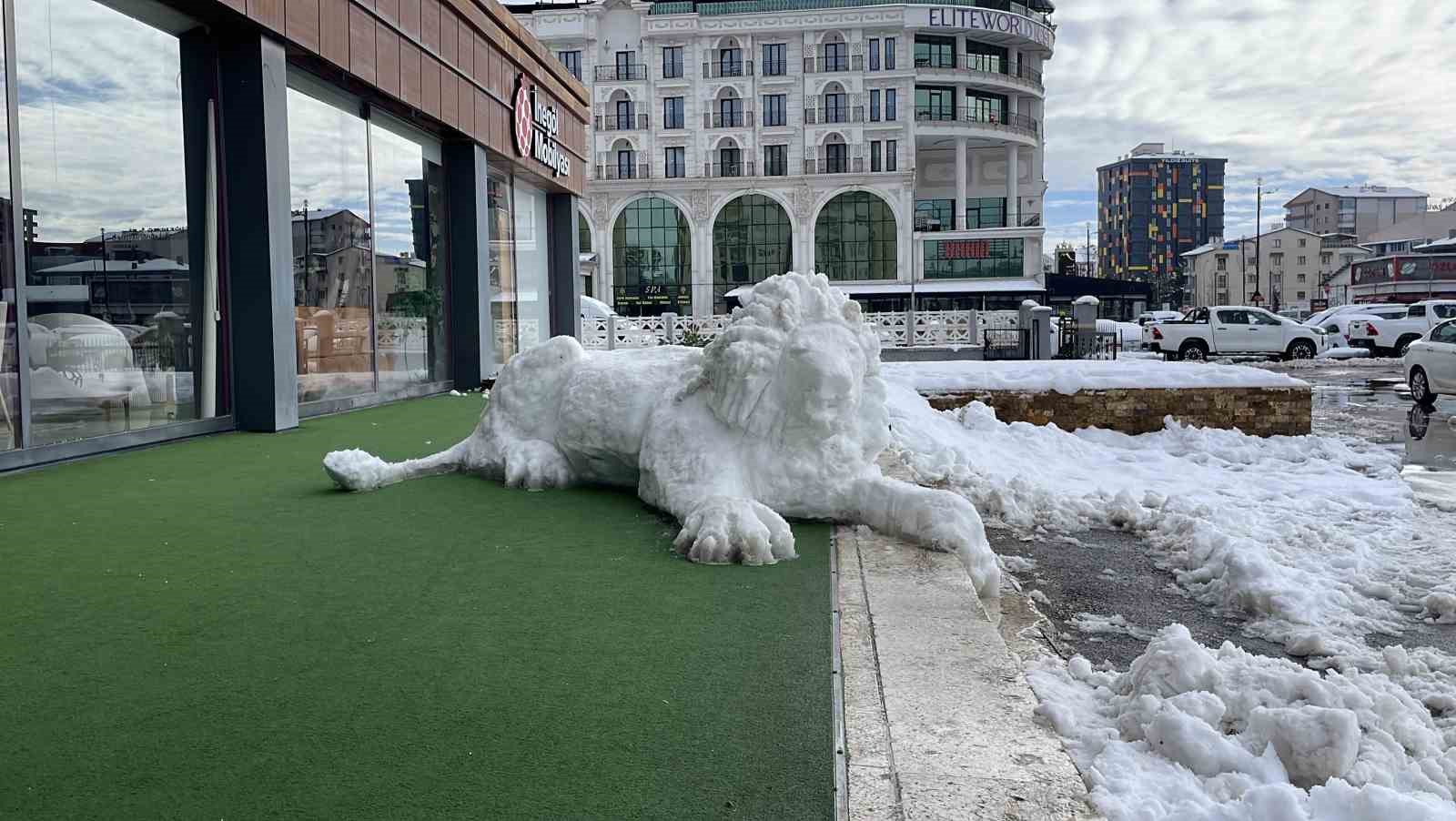 Her detayını 3 saat boyunca kaşıkla tek tek işledi, ortaya kardan aslan çıkardı
Her detayını 3 saat boyunca kaşıkla tek tek işledi, ortaya kardan aslan çıkardı