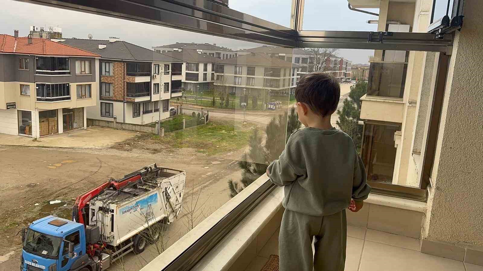 Her gün çöp kamyonunu bekleyen minik Arda’ya sürpriz
