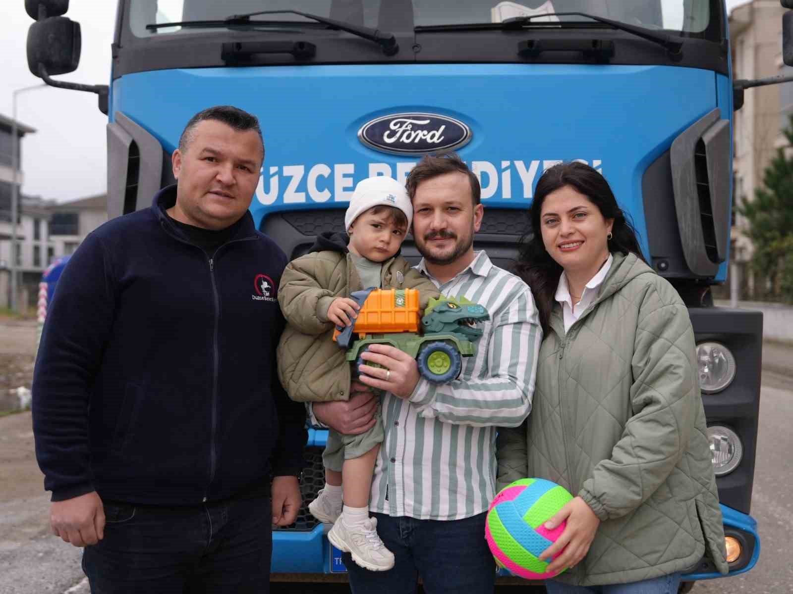 Her gün çöp kamyonunu bekleyen minik Arda’ya sürpriz
