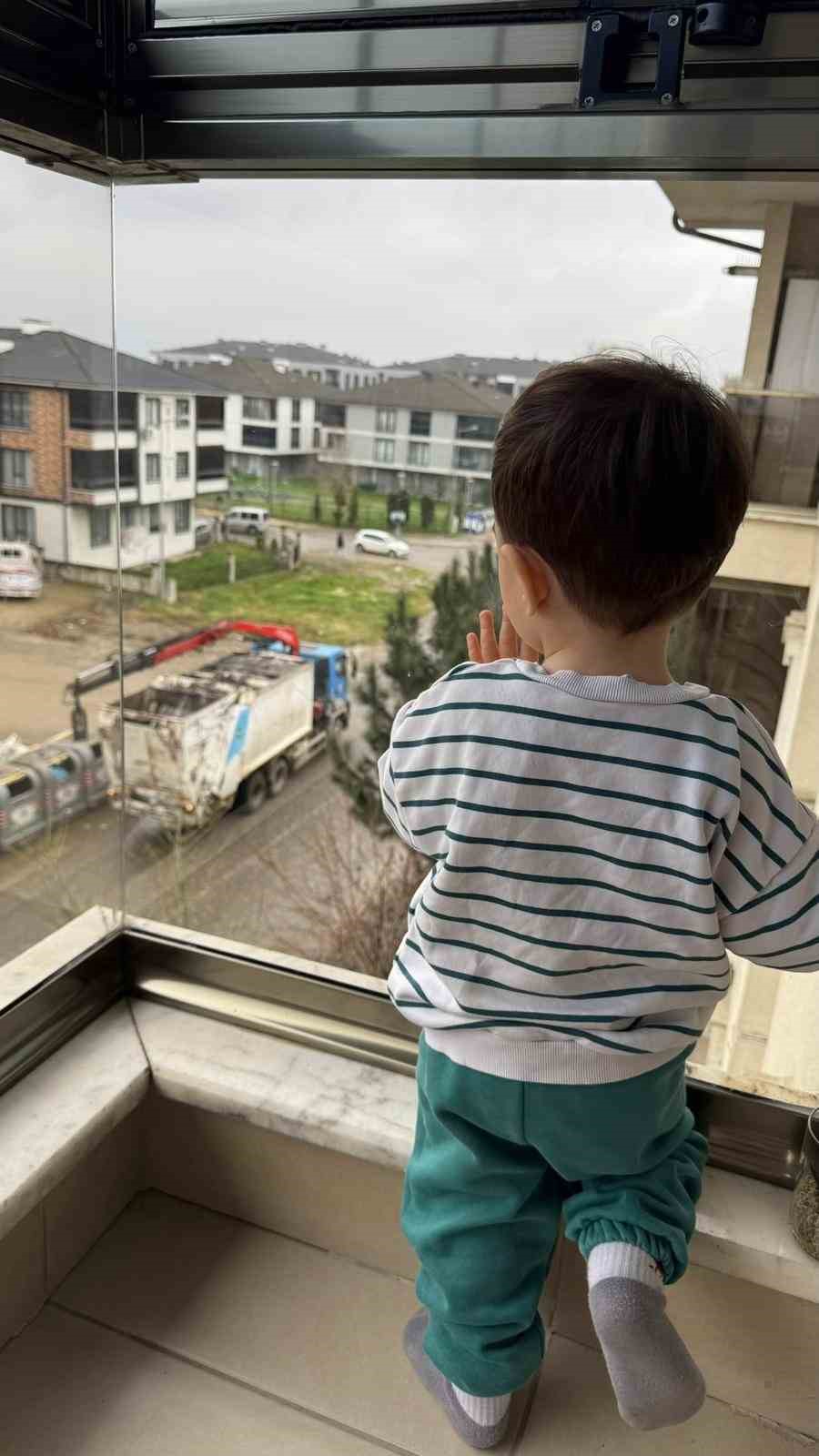 Her gün çöp kamyonunu bekleyen minik Arda’ya sürpriz
