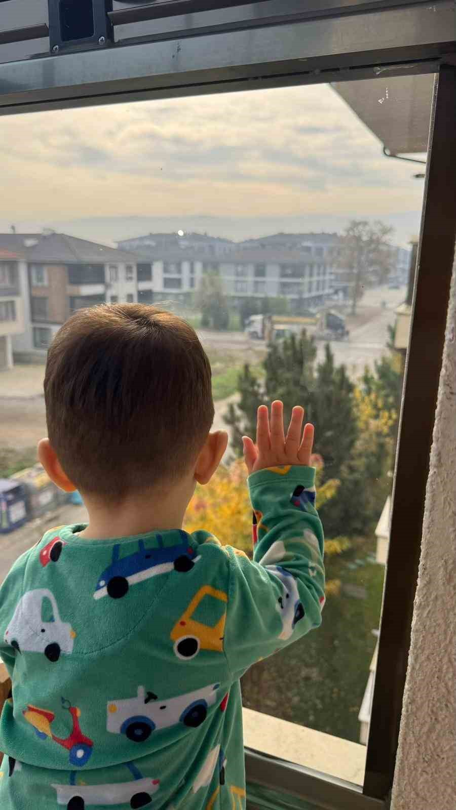 Her gün çöp kamyonunu bekleyen minik Arda’ya sürpriz
