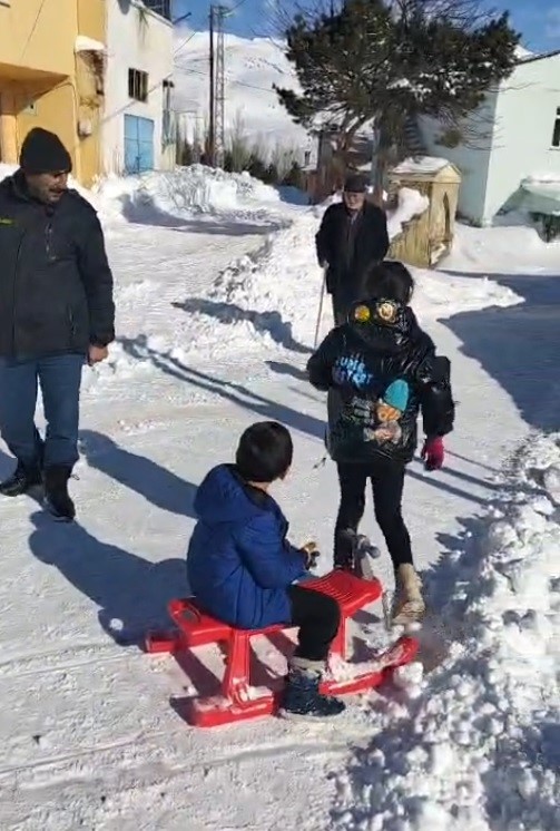 "Her şey devletten beklenmez" diyerek köy yollarını kendi imkanlarıyla temizlediler
