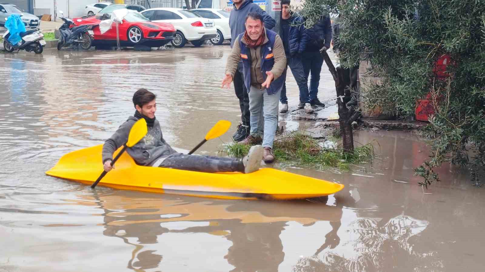 Her yağmurda göle dönen sokakta kano kullanmayı öğrendi
