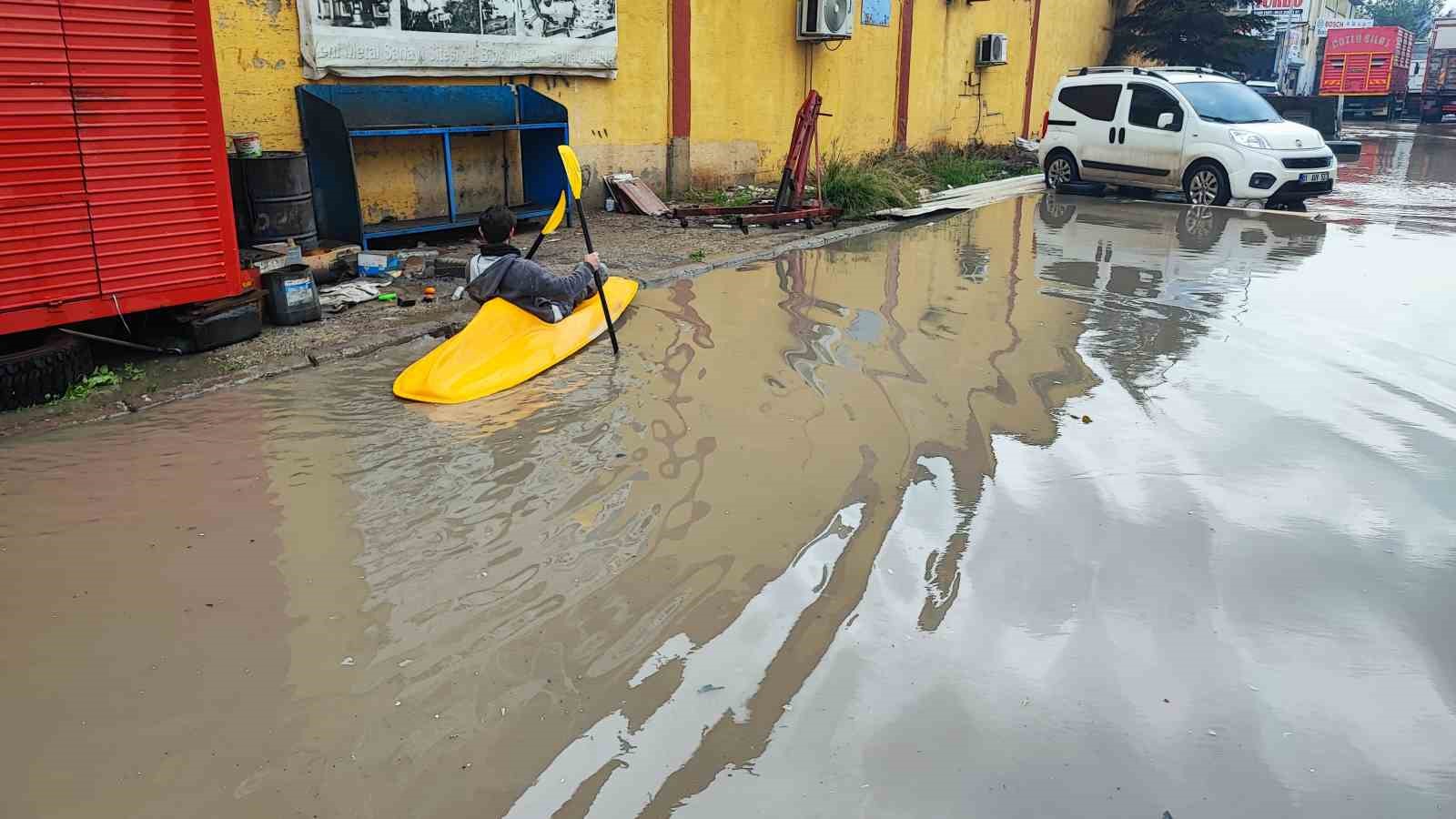 Her yağmurda göle dönen sokakta kano kullanmayı öğrendi
