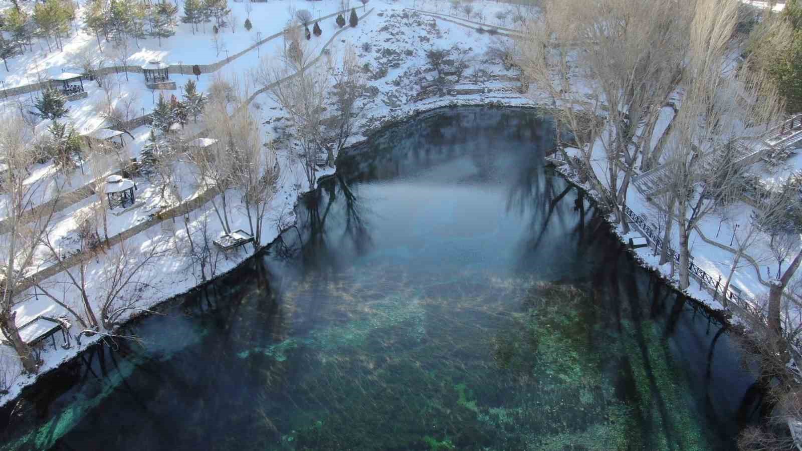 Her yer dondu bir orası donmadı
