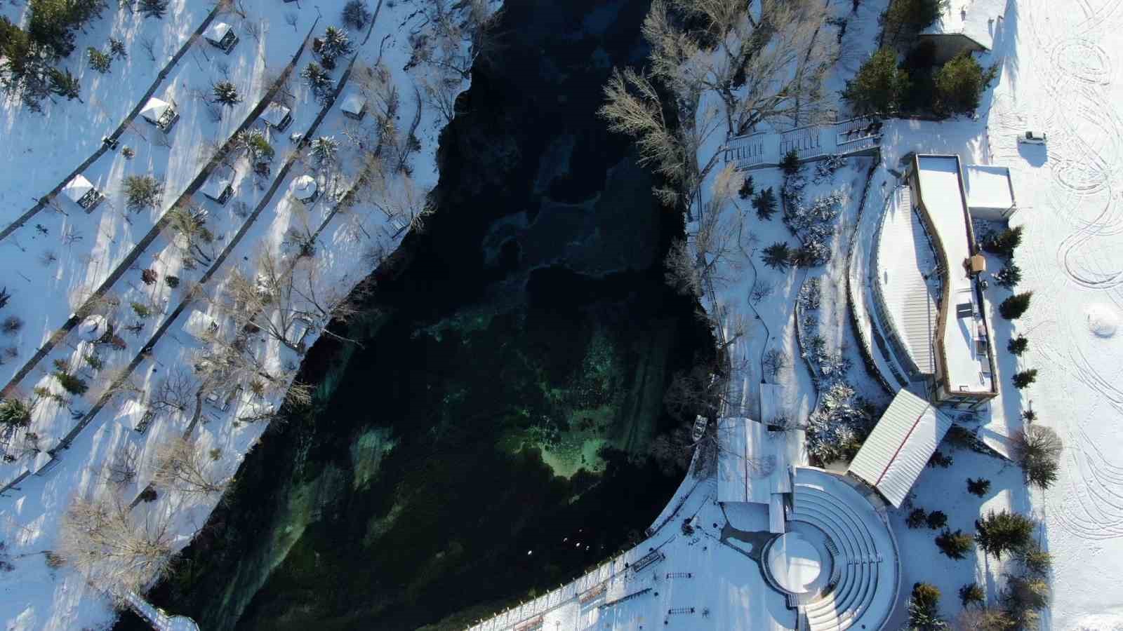 Her yer dondu bir orası donmadı
