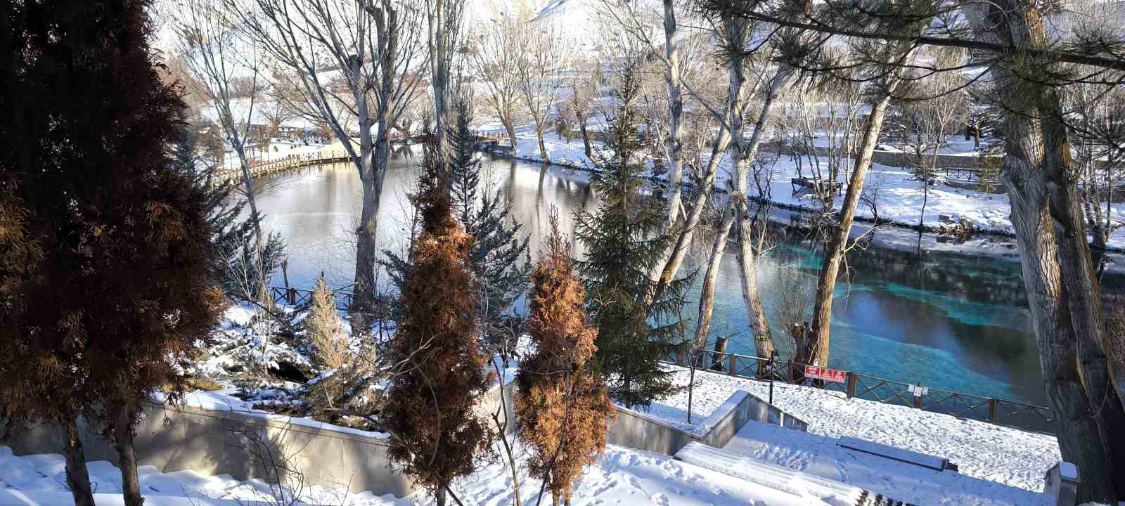 Her yer dondu bir orası donmadı
