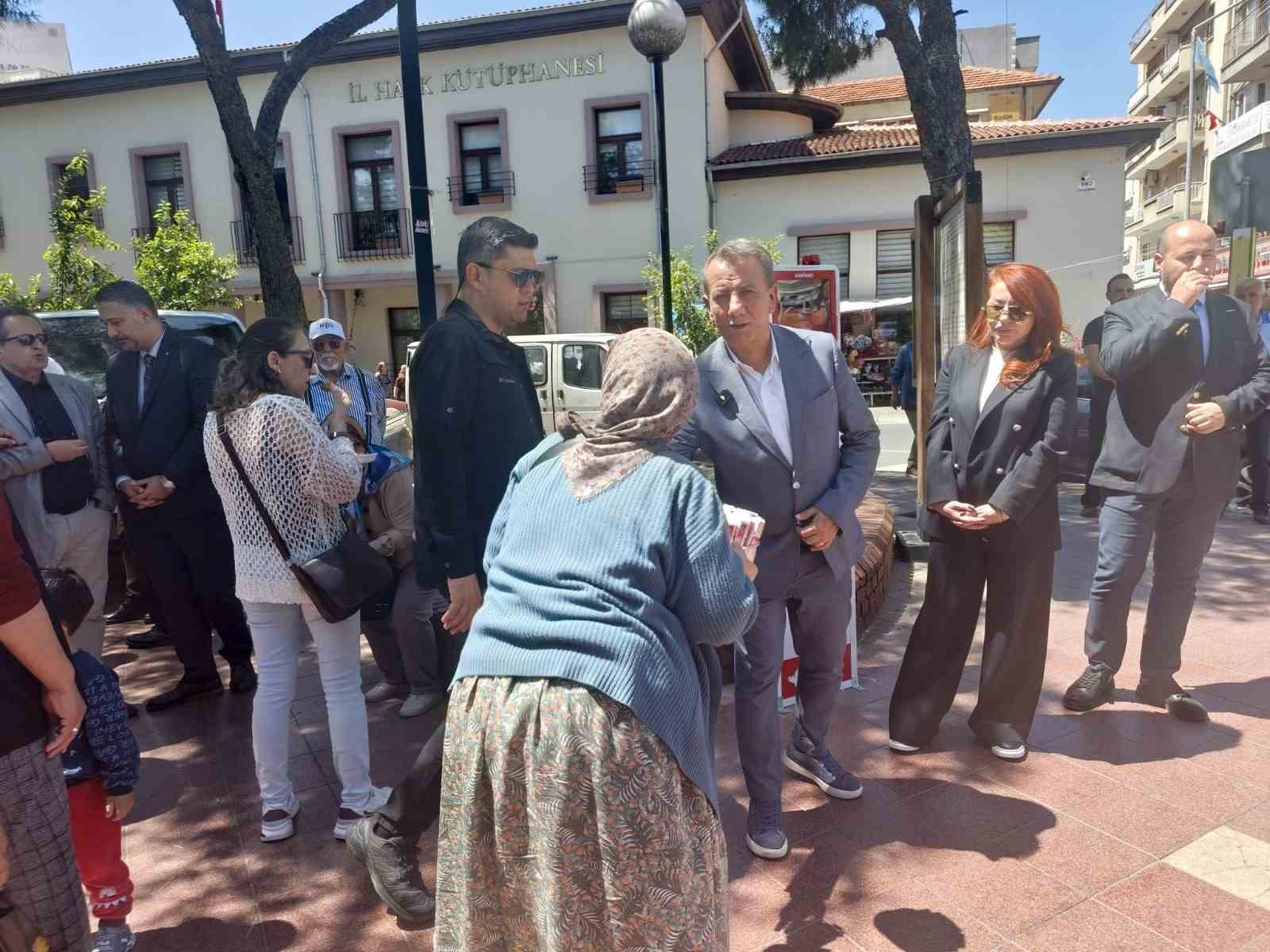 Herkes belediye başkanı olarak,işportacı teyze ise  müşteri olarak gördü
