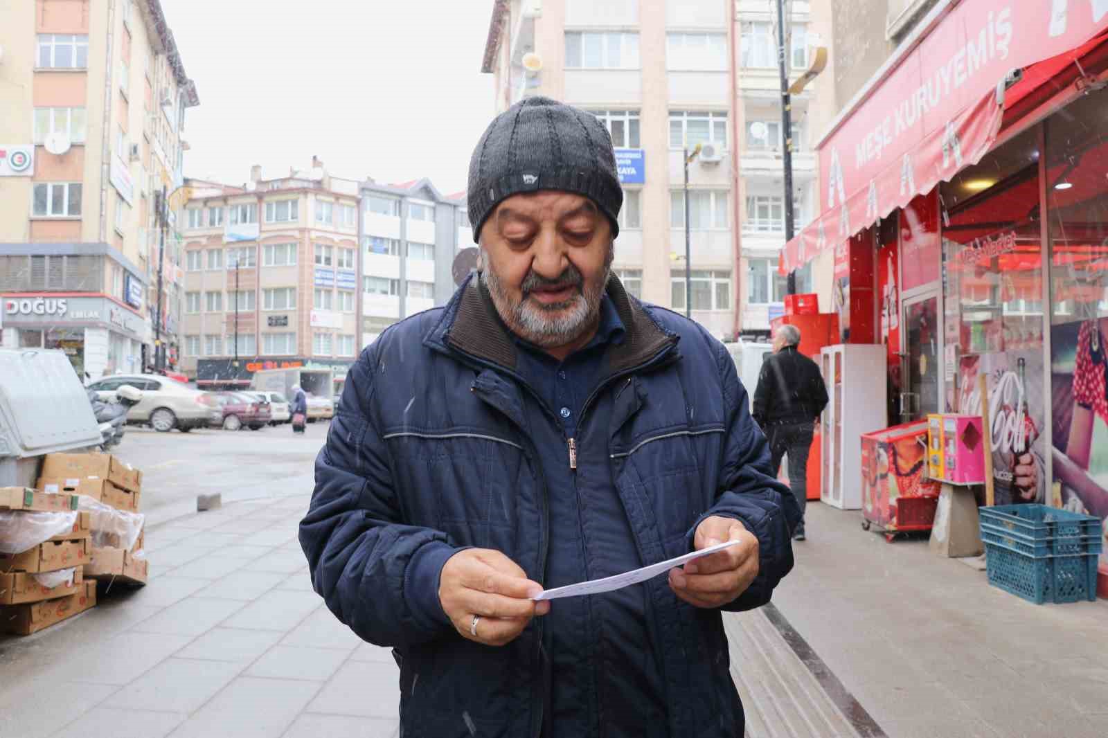 Hesabına gelen parayı iade etmişti, umre vaadiyle dolandırıldı
Hesabına gelen parayı iade etmişti, umre vaadiyle dolandırıldı