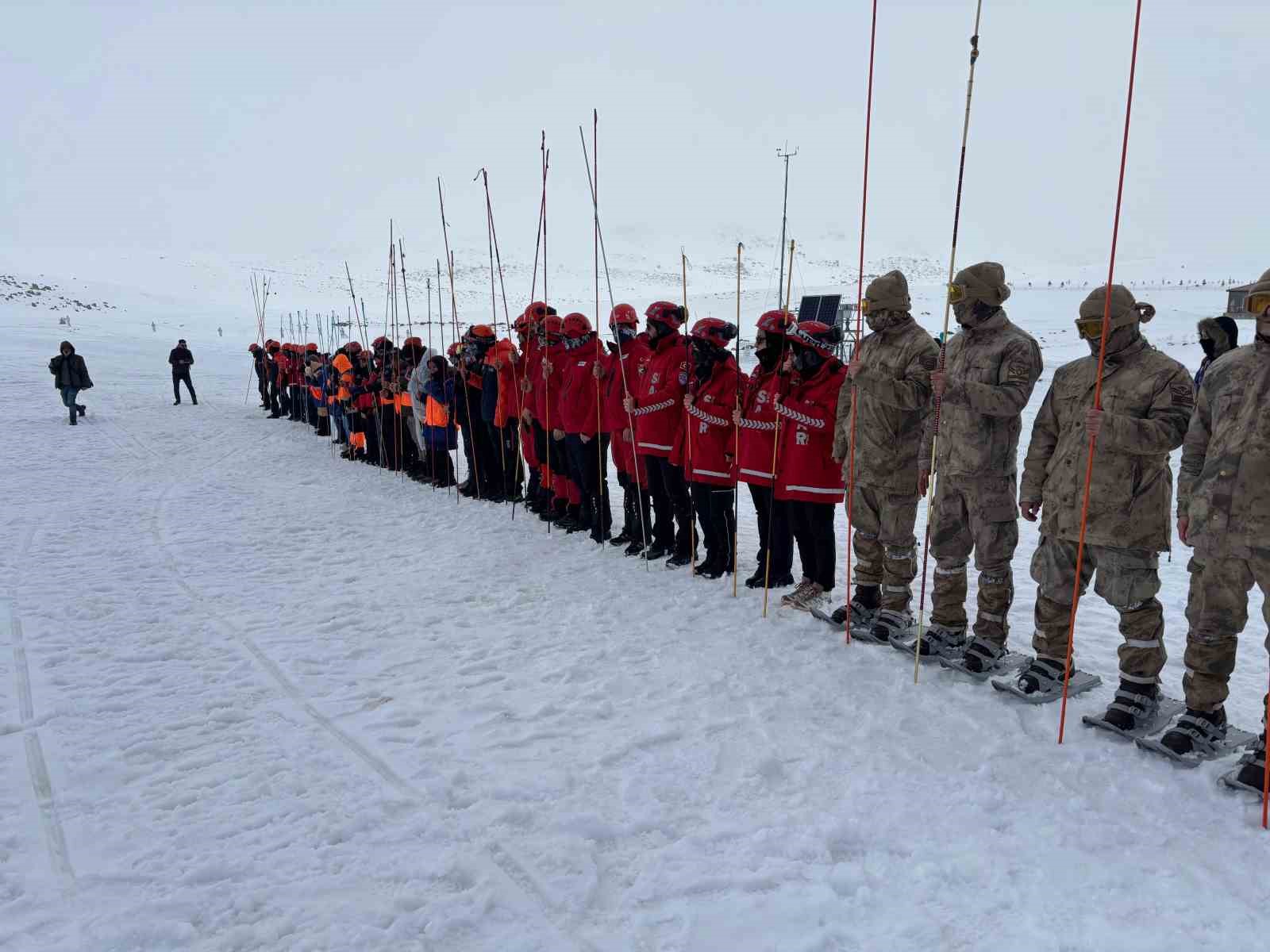 Hesarek Kayak Merkezi’nde gerçeğini aratmayan arama kurtarma tatbikatı
