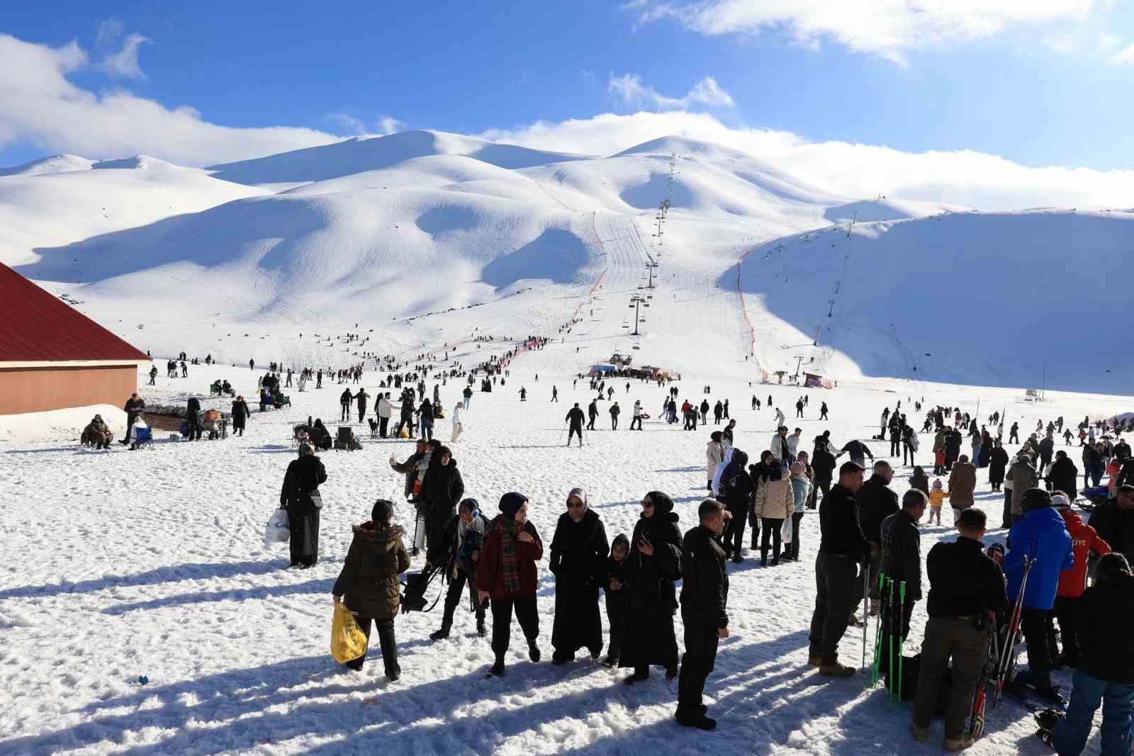 Hesarek Kayak Merkezi’nde ziyaretçi yoğunluğu
