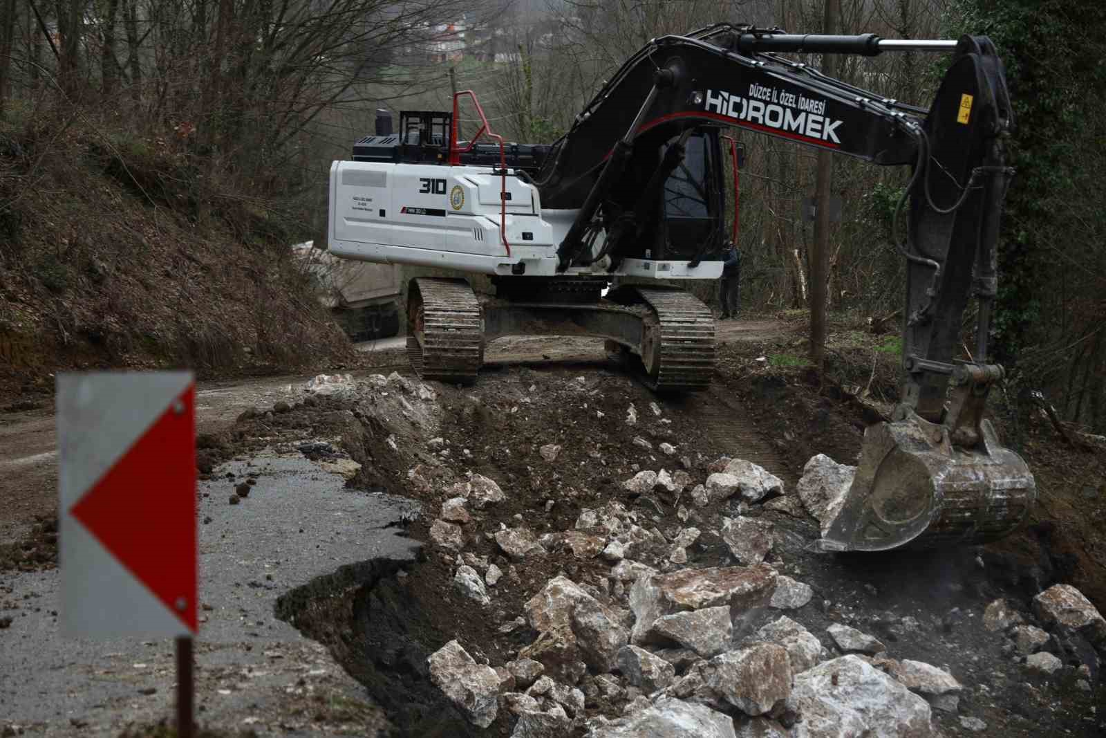 Heyelan bölgesinde çalışmalar sürüyor
