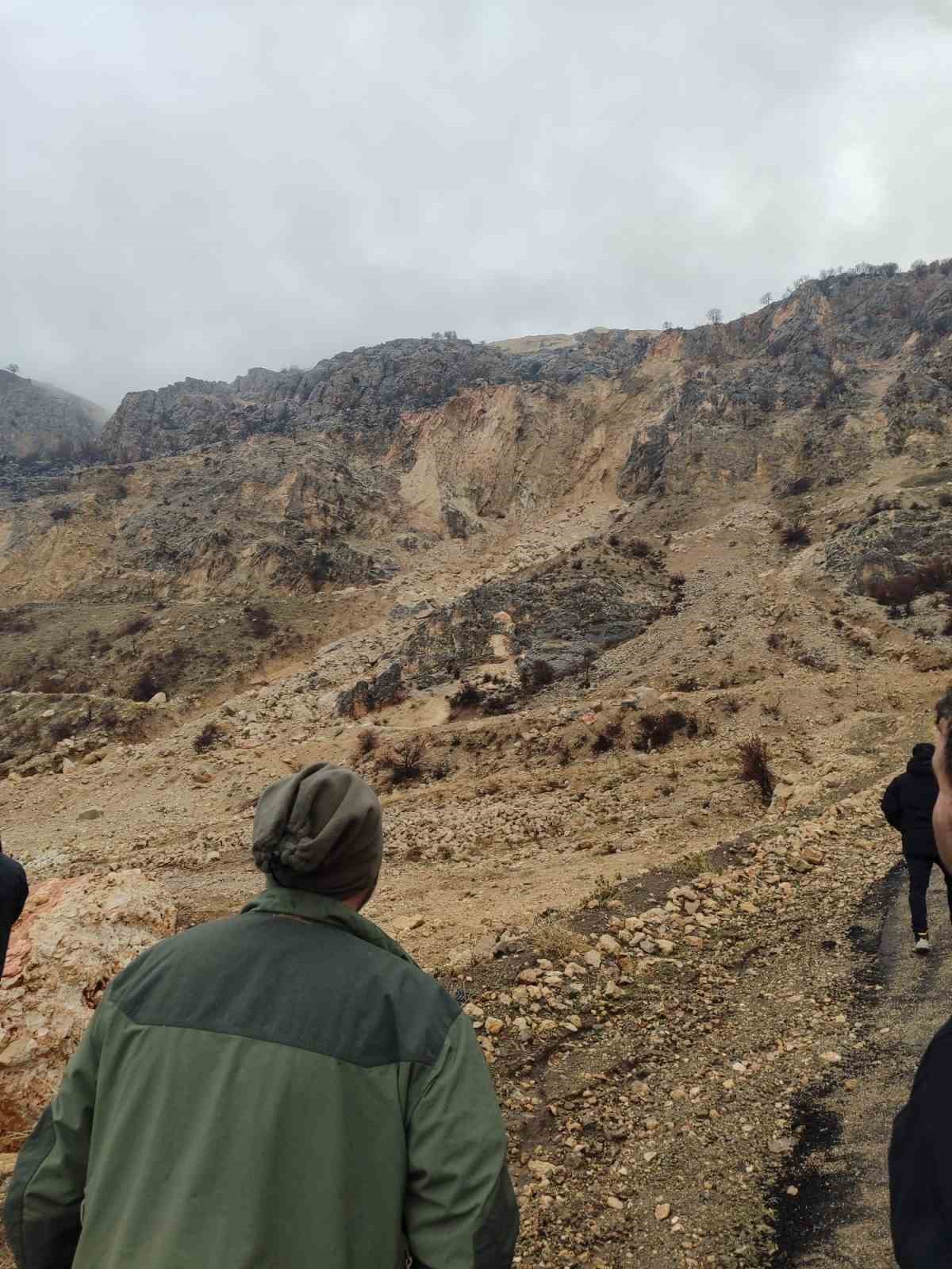 Heyelan bölgesinde inceleme
