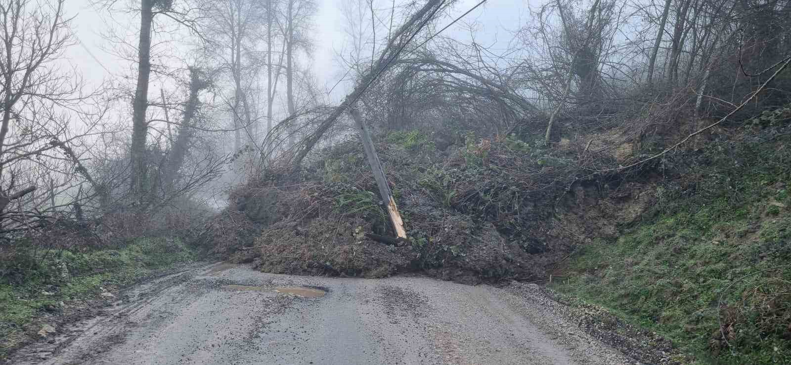 Heyelan köy yolunu ulaşıma kapattı
