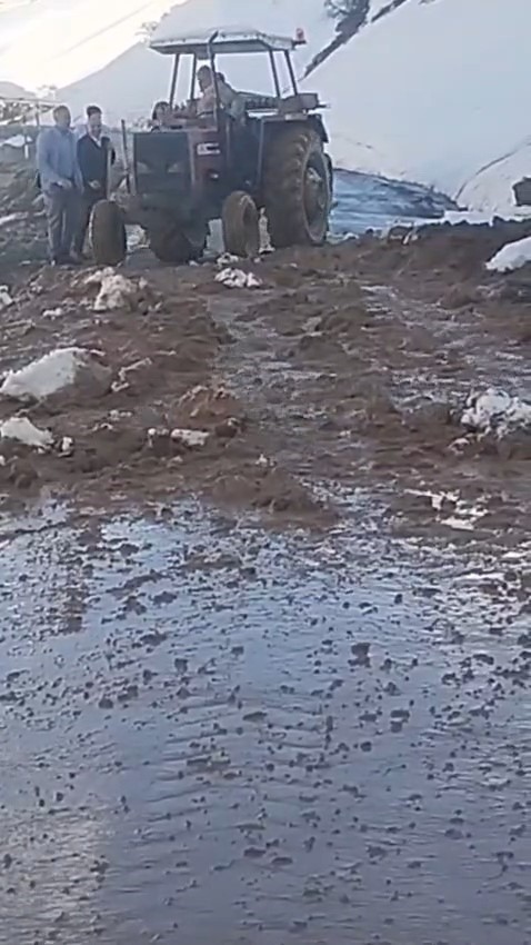 Heyelan nedeniyle kapanan Hasköy-Mutki yolu açıldı
