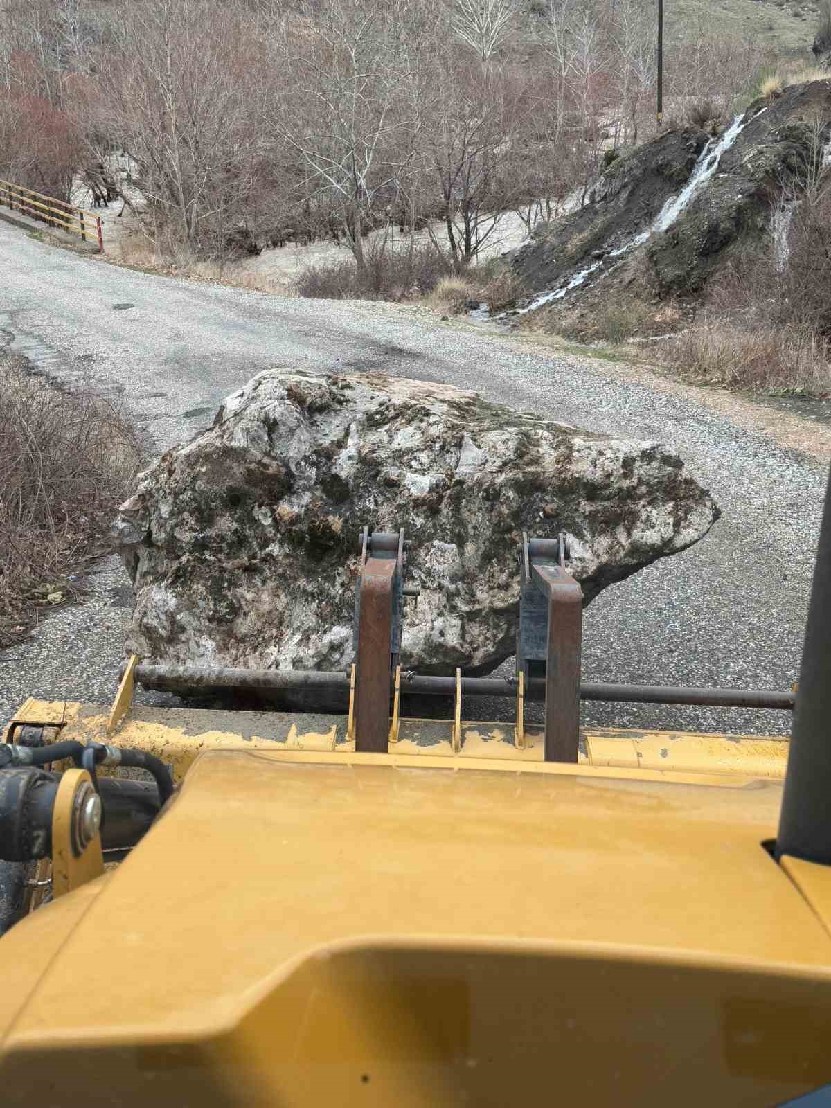 Heyelan nedeniyle kapanan köy yolu yeniden ulaşıma açıldı
