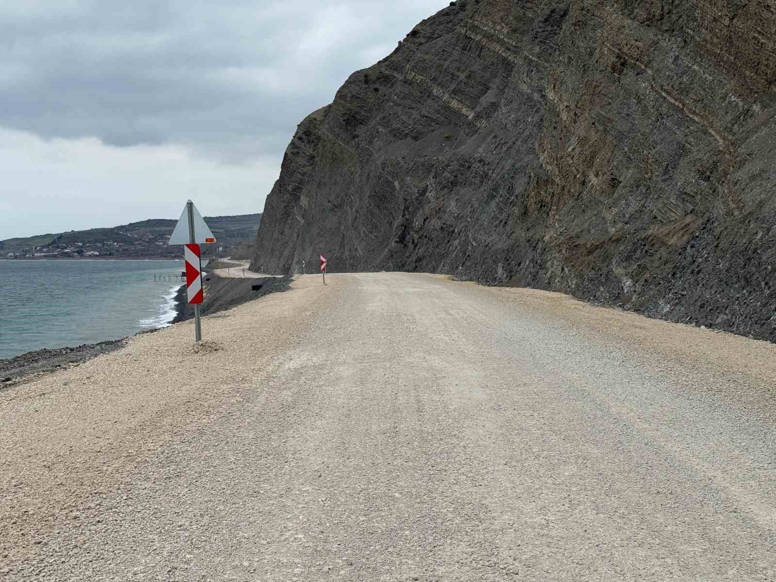 Heyelan sonrası kapanan yol yeniden ulaşıma açıldı
