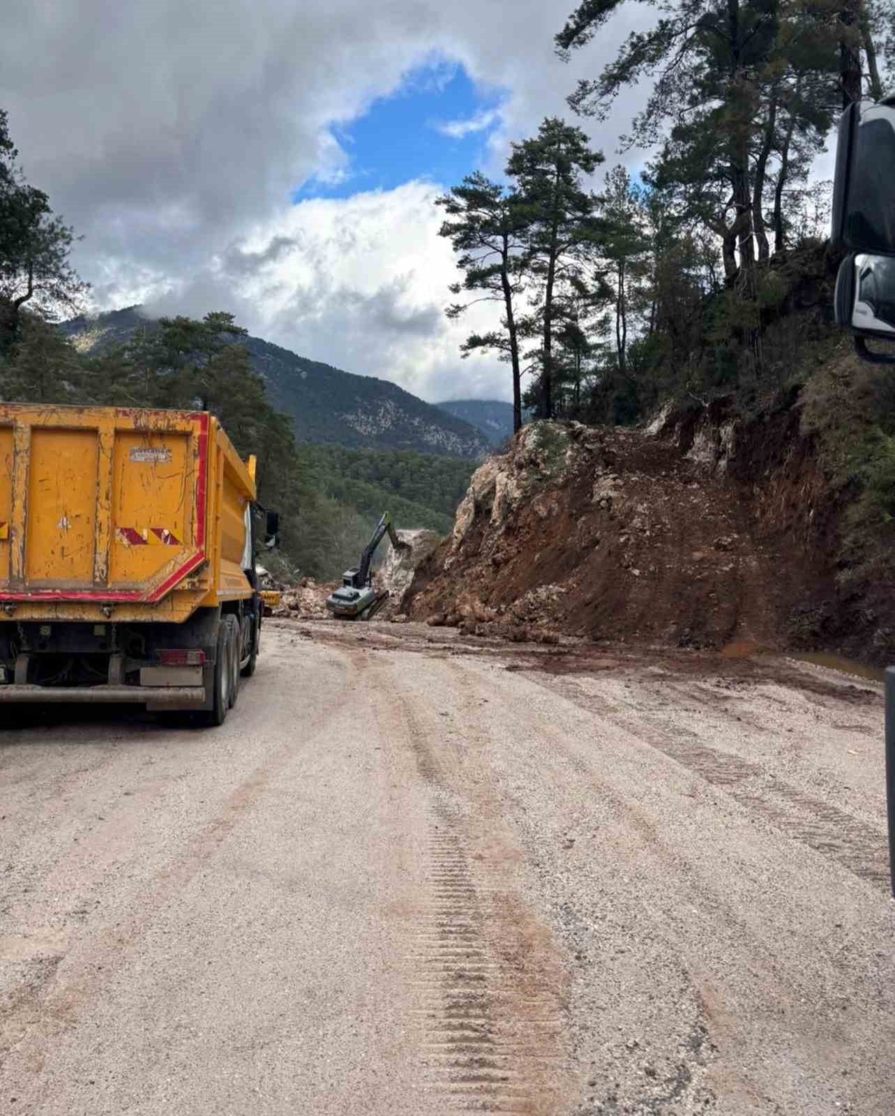 Heyelan su isale hatlarına zarar verdi
