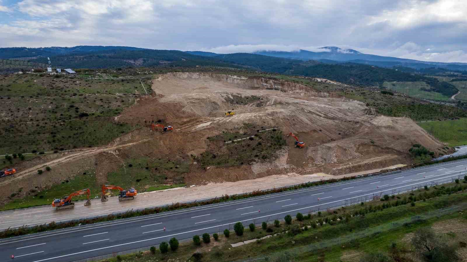 Heyelan yaşanan İzmir-İstanbul otoyolunda çalışmalar devam ediyor
