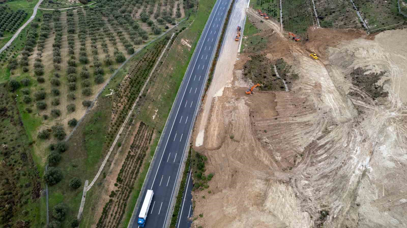 Heyelan yaşanan İzmir-İstanbul otoyolunda çalışmalar devam ediyor
