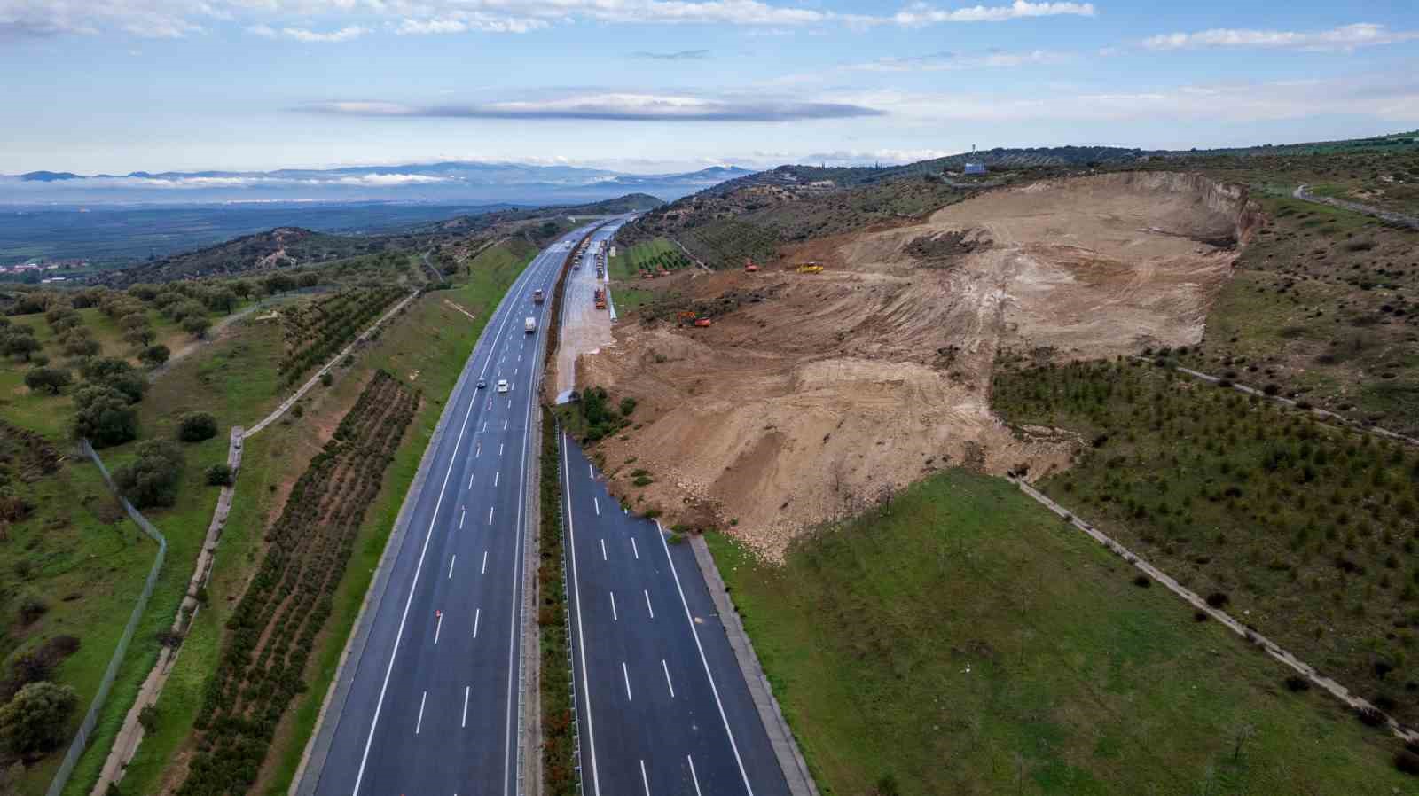 Heyelan yaşanan İzmir-İstanbul otoyolunda çalışmalar devam ediyor
