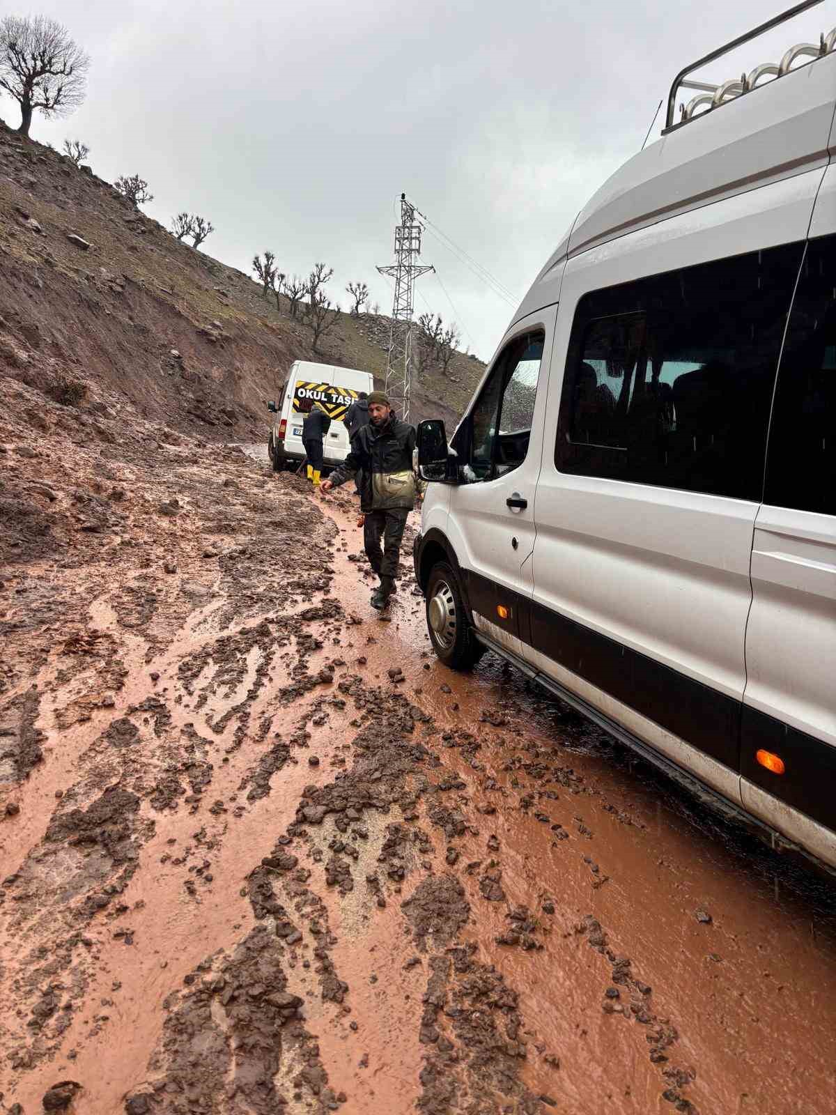 Heyelanda çamura saplanan okul taşıtı köylülerce kurtarıldı
