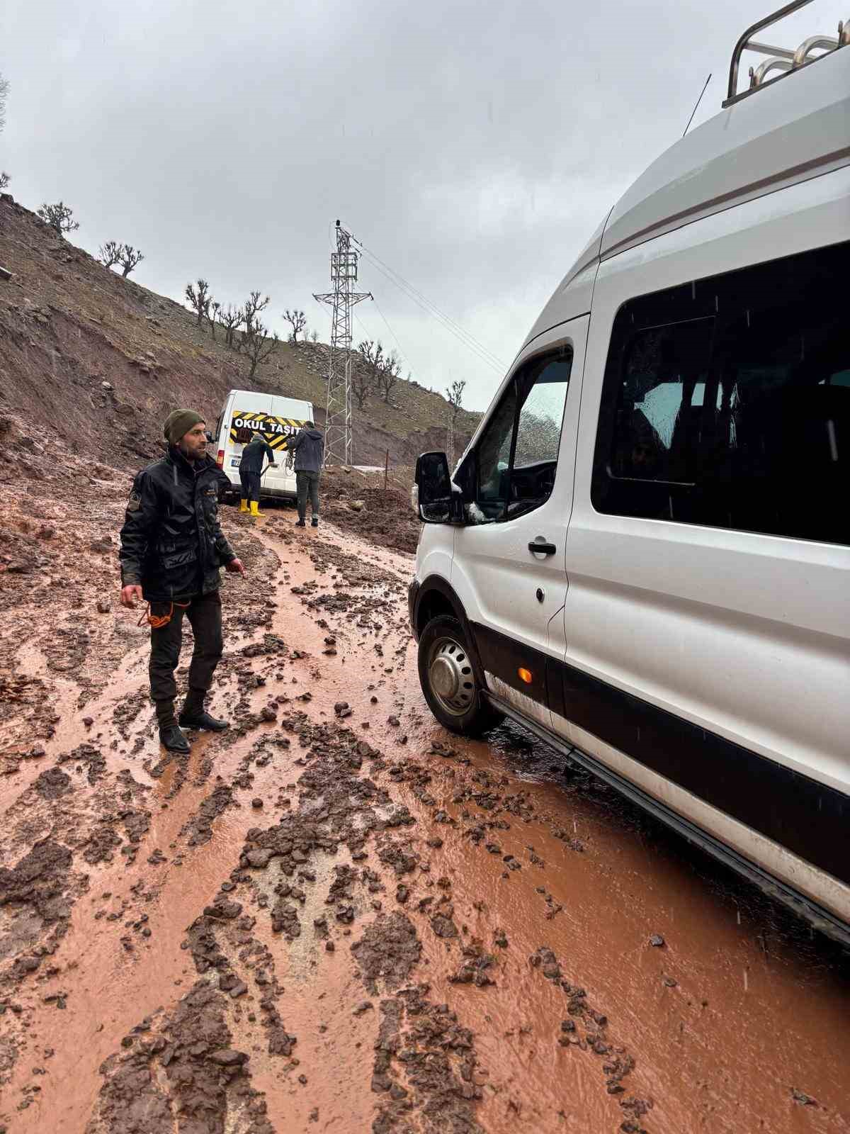 Heyelanda çamura saplanan okul taşıtı köylülerce kurtarıldı
