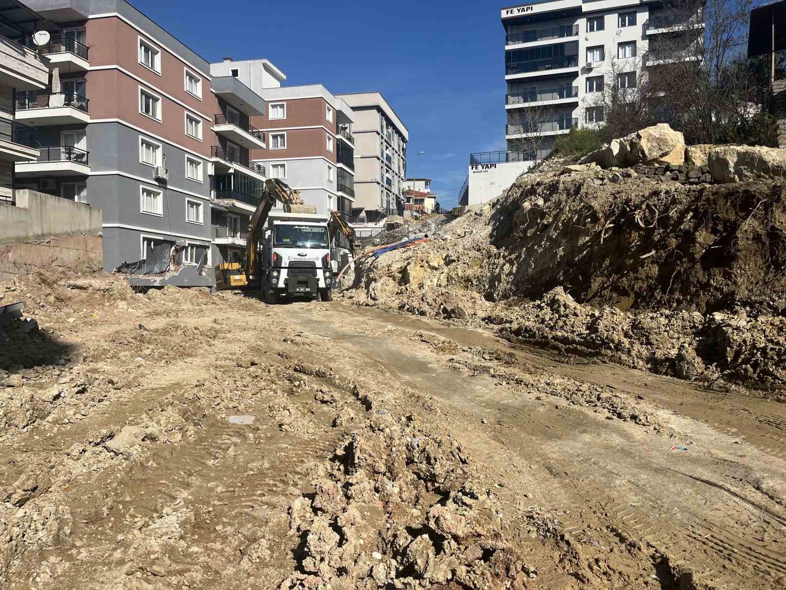 Heyelanda çöken istinat duvarının enkazını kaldırma çalışmaları sürüyor
