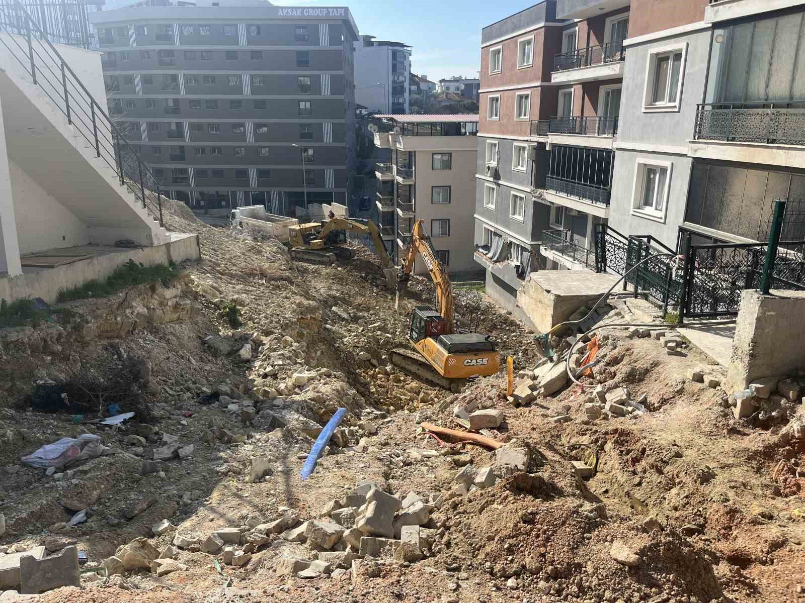 Heyelanda çöken istinat duvarının enkazını kaldırma çalışmaları sürüyor
