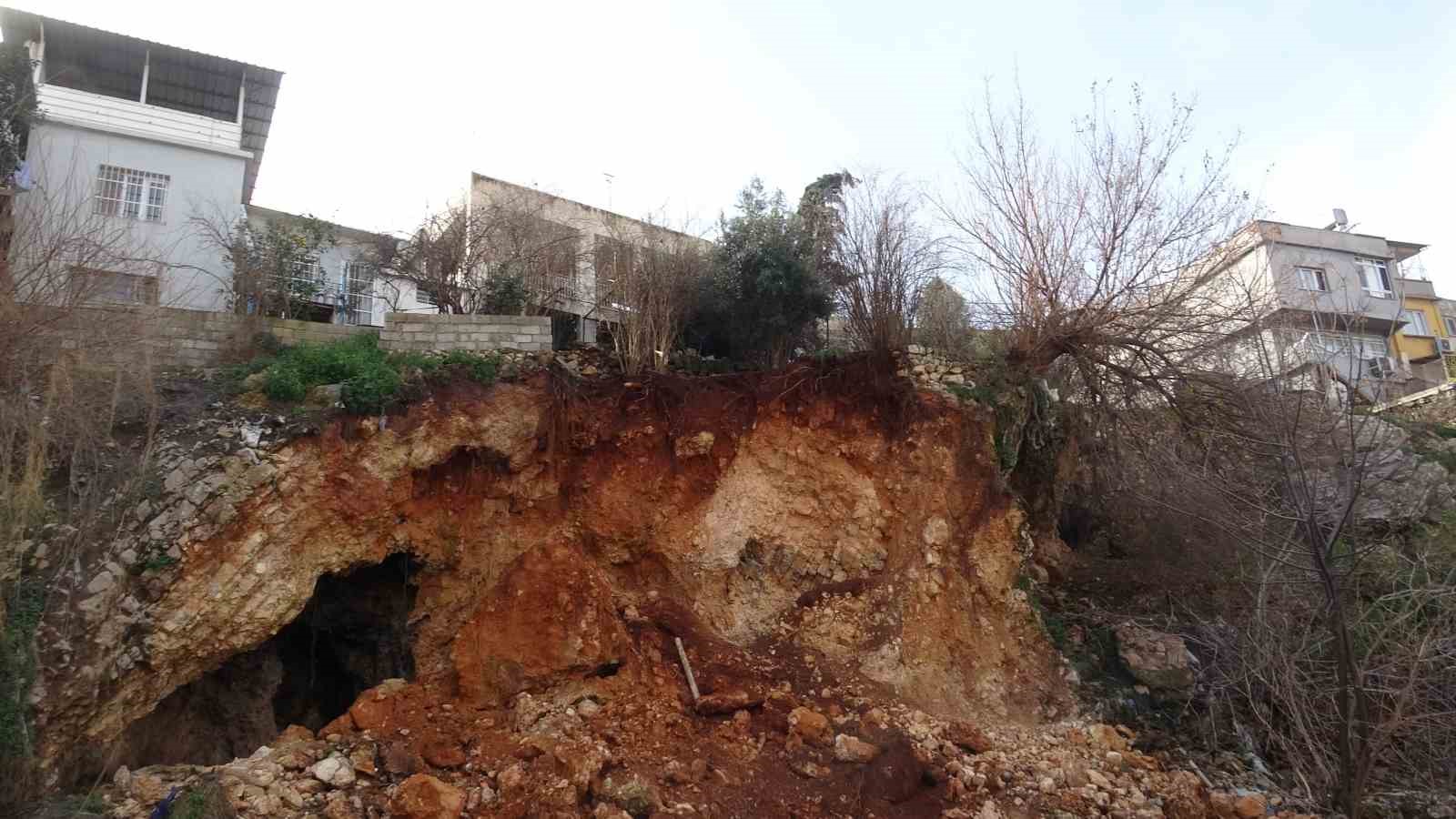 Heyelanla birlikte evlerin altındaki mağara ortaya çıktı
